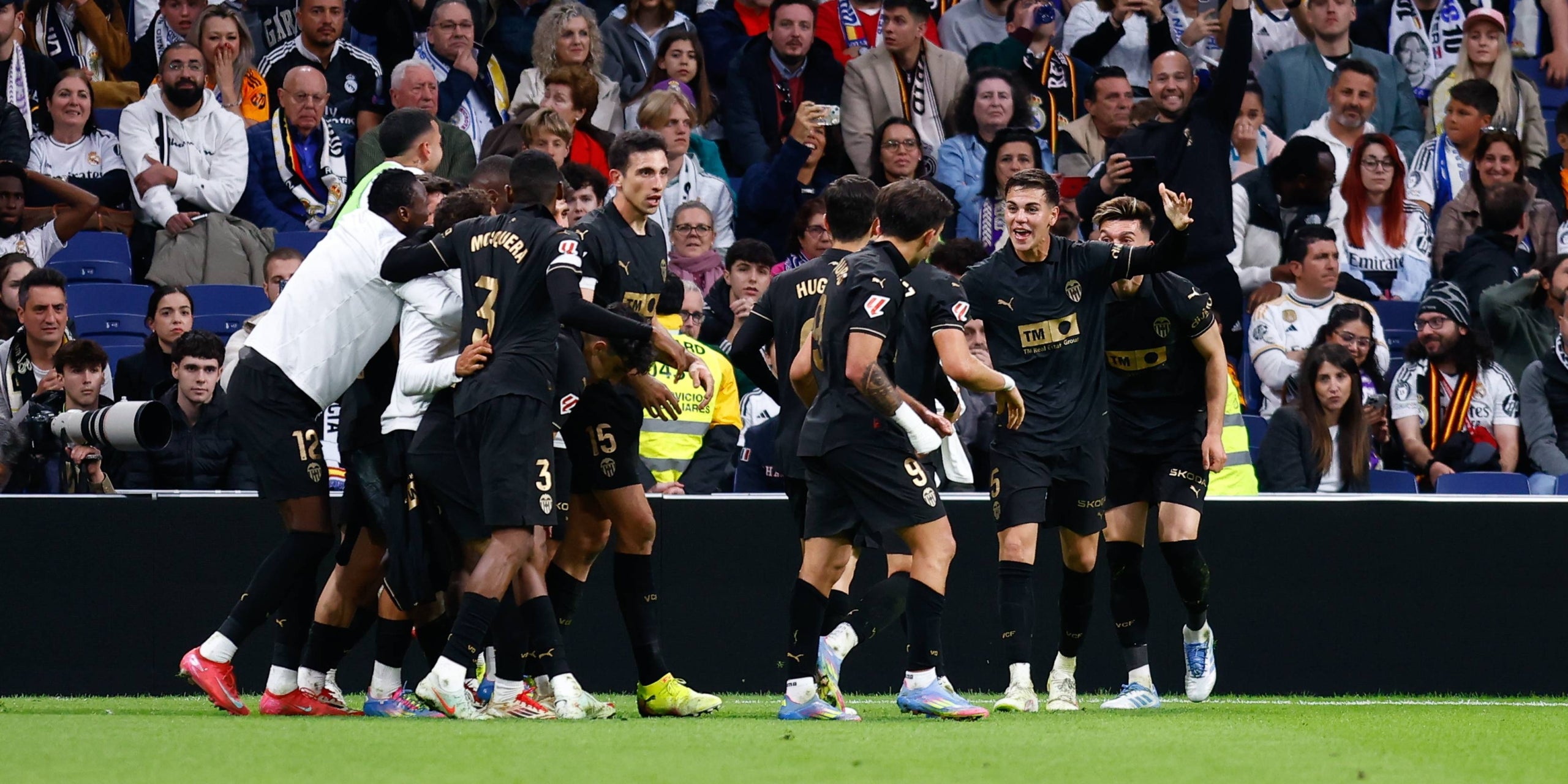 Els jugadors del València celebren un gol en el Santiago Bernabéu | Europa Press