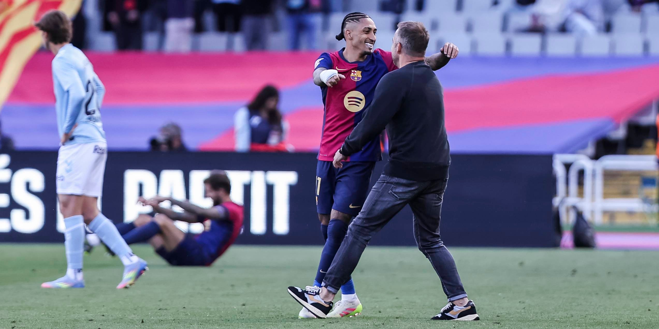 Raphinha i Hansi Flick celebren la victòria del Barça contra el Celta | Europa Press