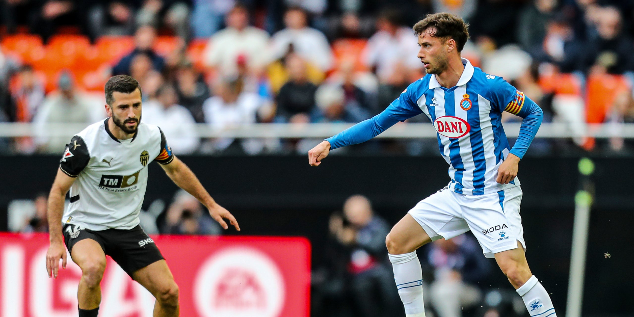 José Luis Gayà y Javi Puado, durante el Valencia-Espanyol de Liga | Europa Press