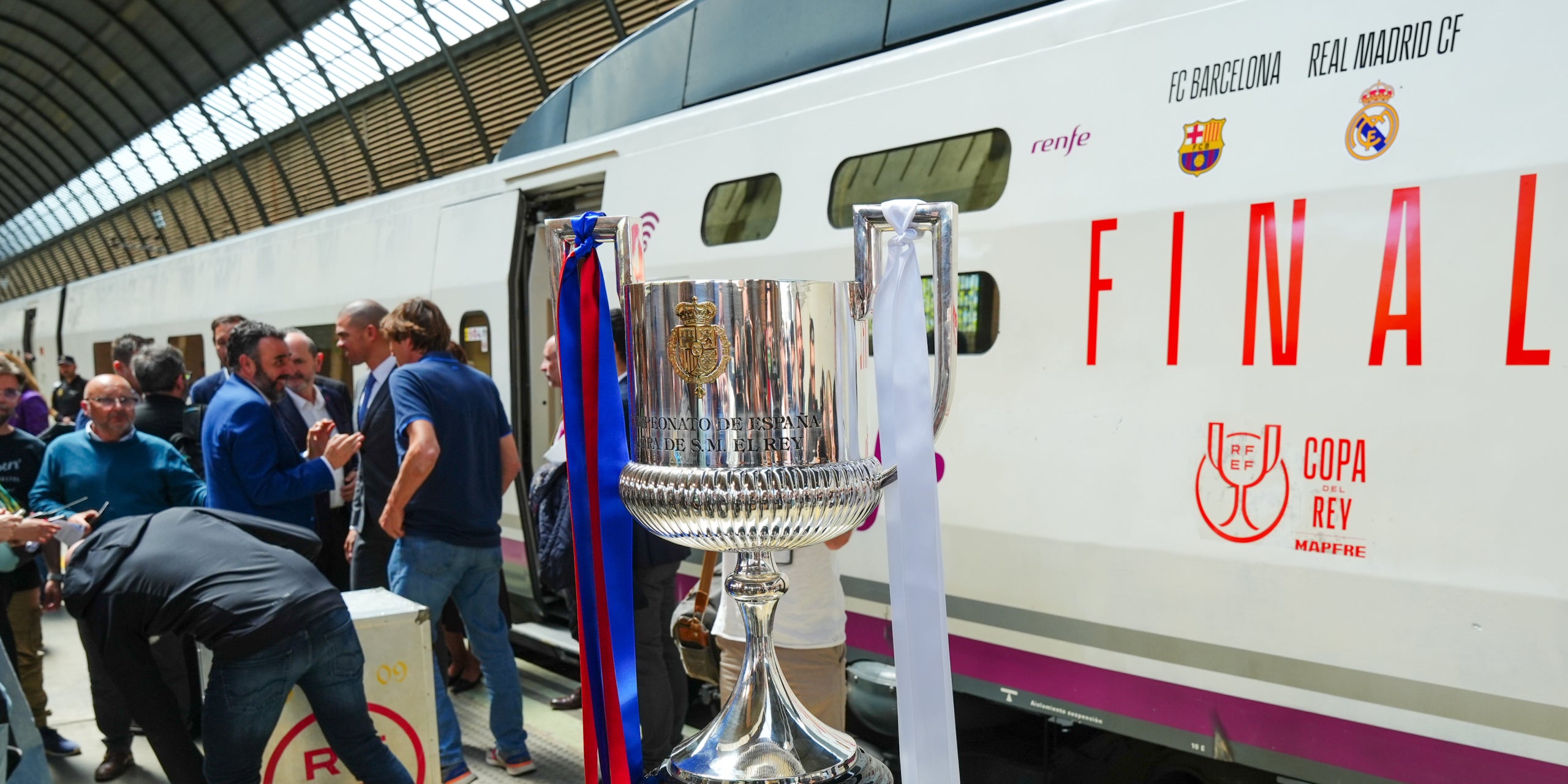 El trofeu de Copa, en el seu viatge a Sevilla | Europa Press