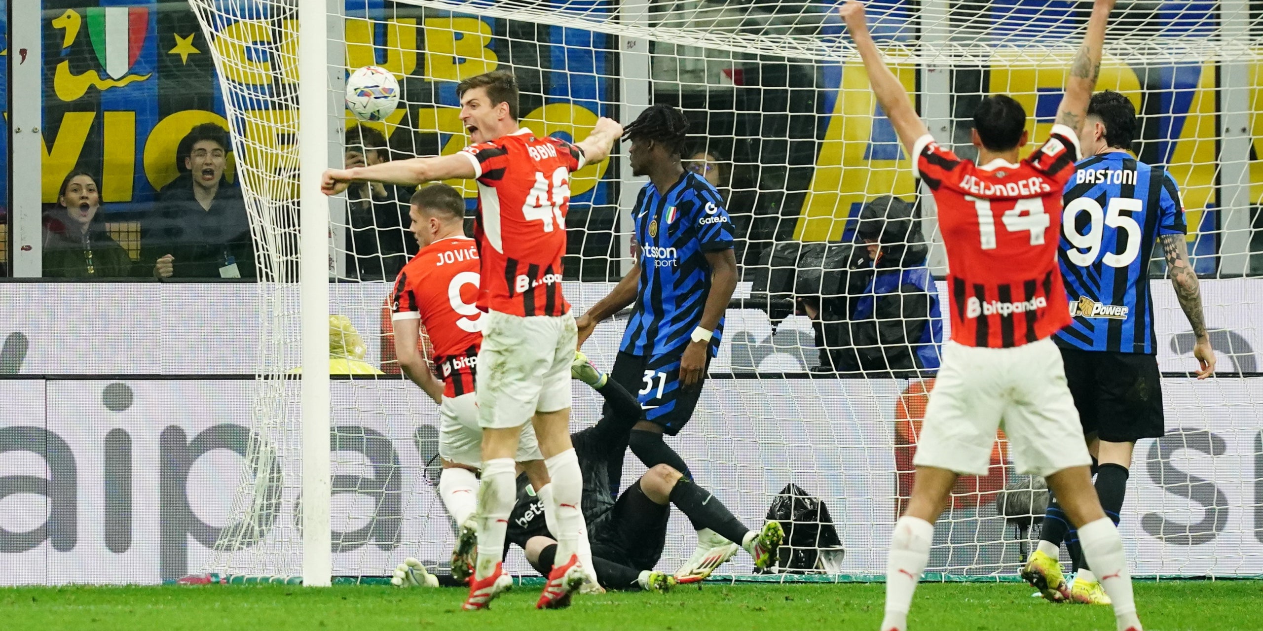 Los jugadores del Milan celebran uno de los goles contra el Inter | Europa Press