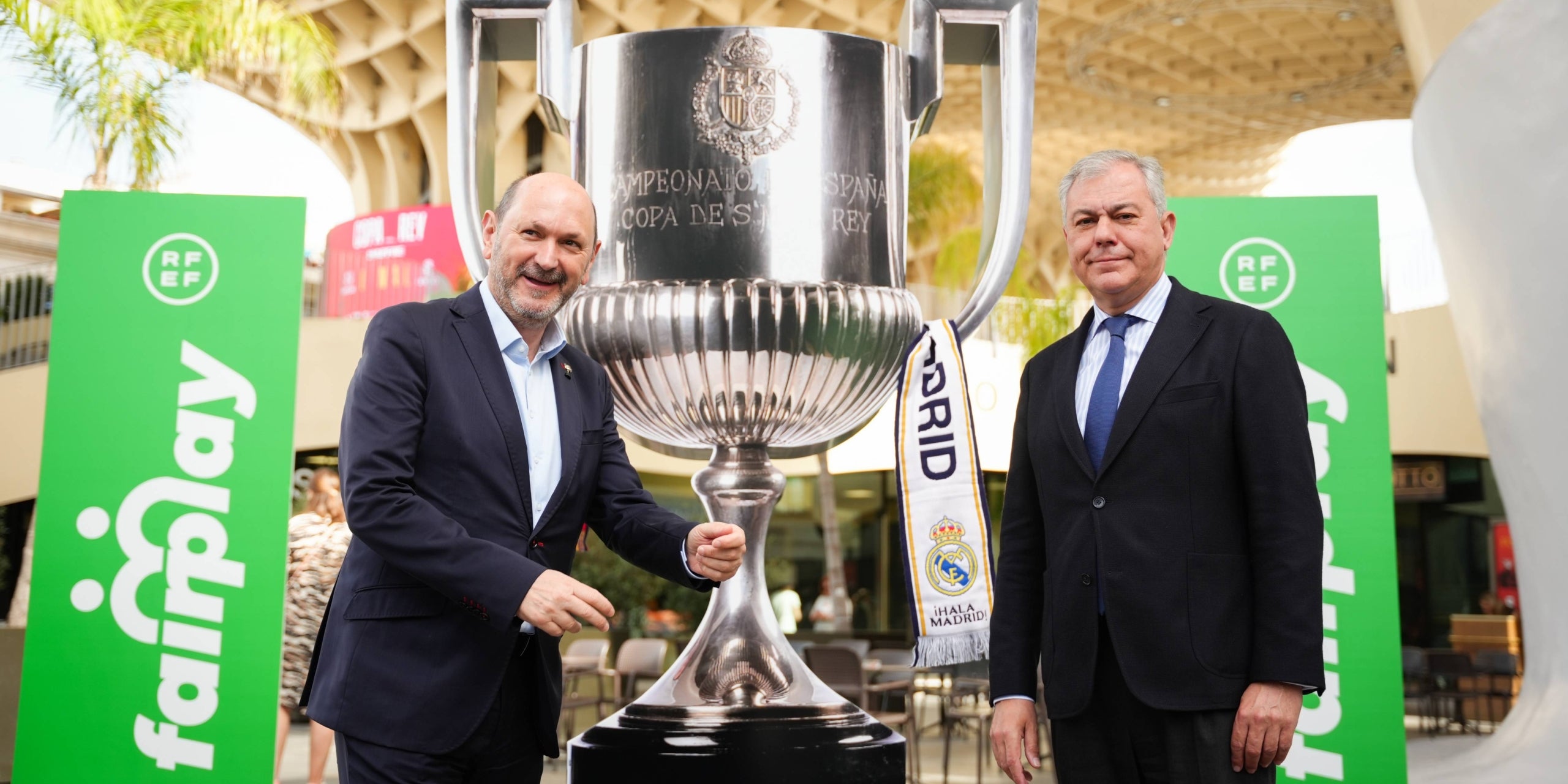 Rafael Louzán, president de la RFEF, i José Luis Sanz, alcalde de Sevilla, en un acte previa a la final de Copa | Europa Press
María José López / Europa Press
25/4/2025