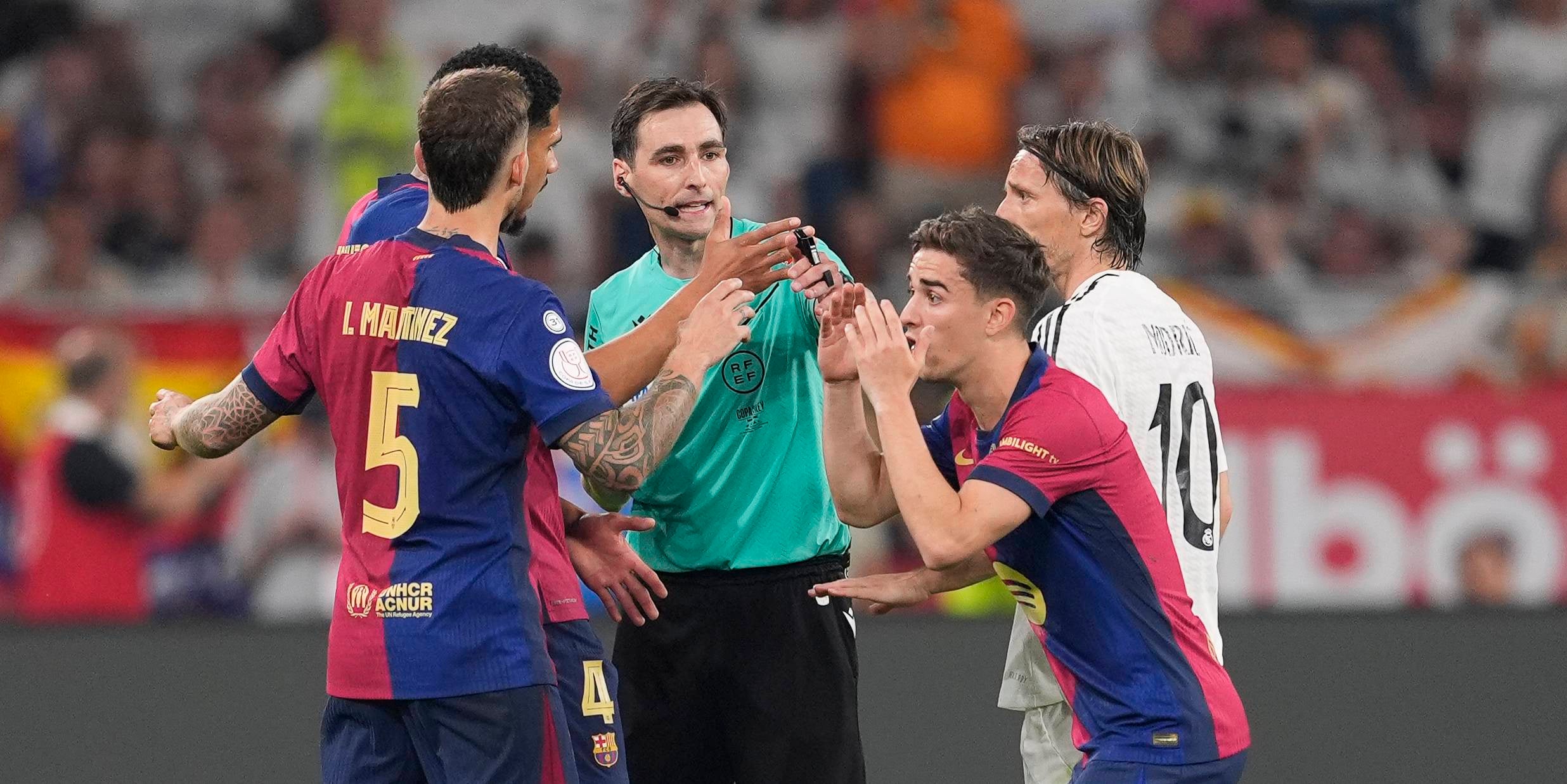 L'àrbitre De Burgos Bengoetxea durant la final de Copa Barça-Madrid | Europa Press