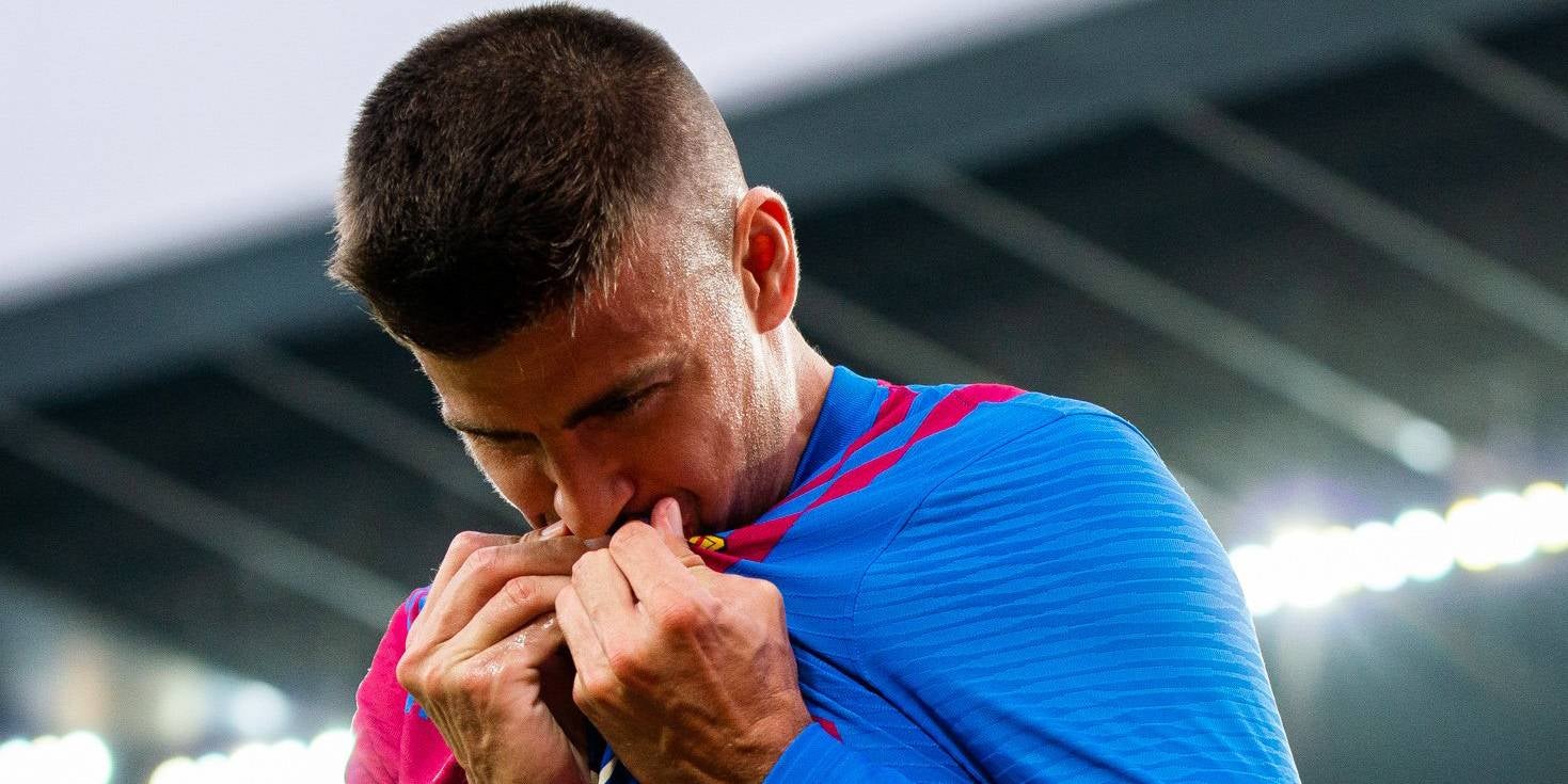 Gerard Piqué li fa un petó a l'escut del Barça | FC Barcelona 