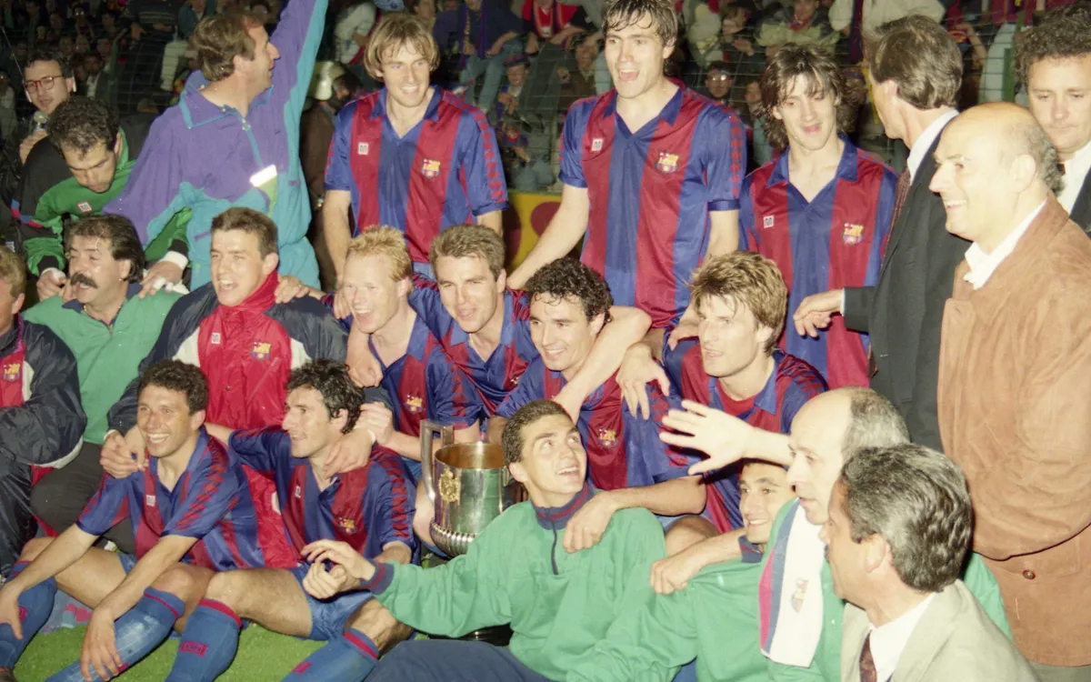 Els jugadors del Barça, amb el trofeu de Copa de 1990 | FC Barcelona