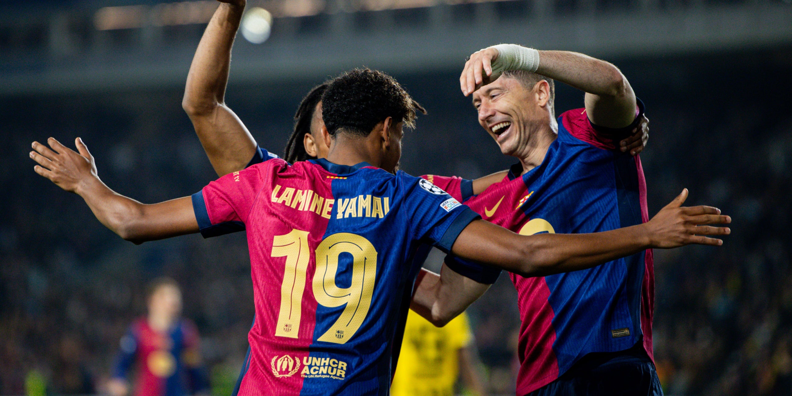Lamine Yamal y Robert Lewandowski, celebrando un gol contra el Dortmund en la ida de los cuartos de la Champions | FC Barcelona