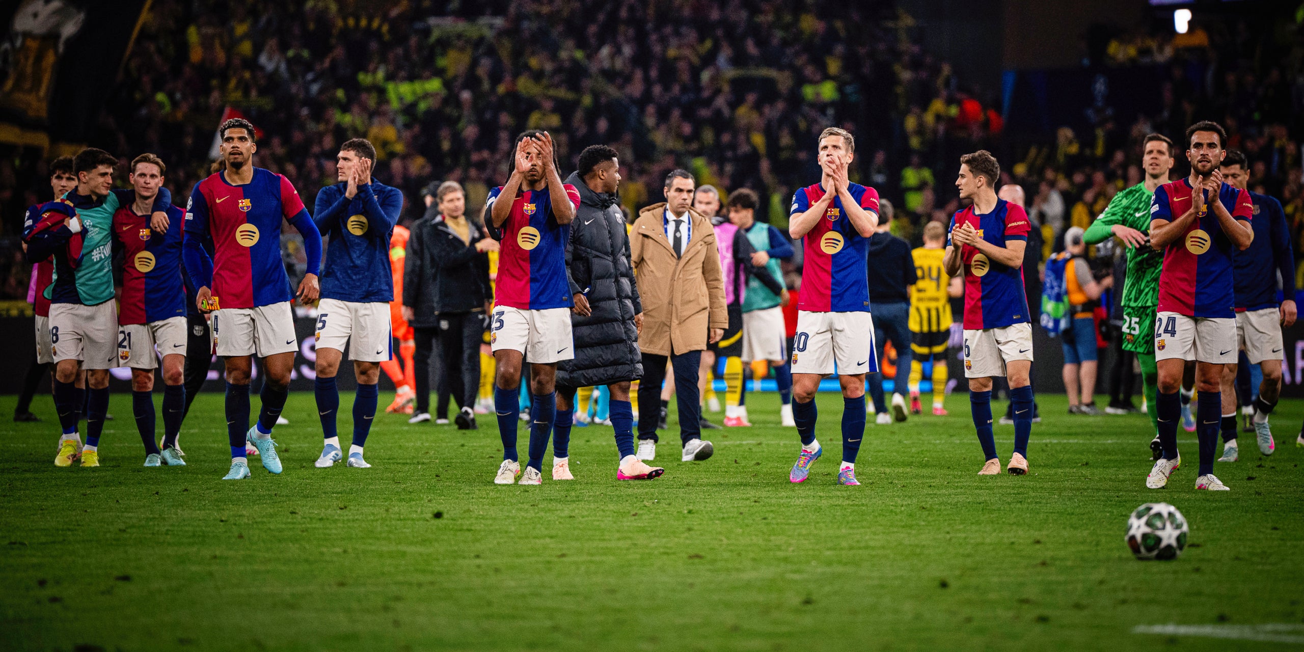 Els jugadors del Barça, celebrant el pas a les semifinals de la Champions | FC Barcelona