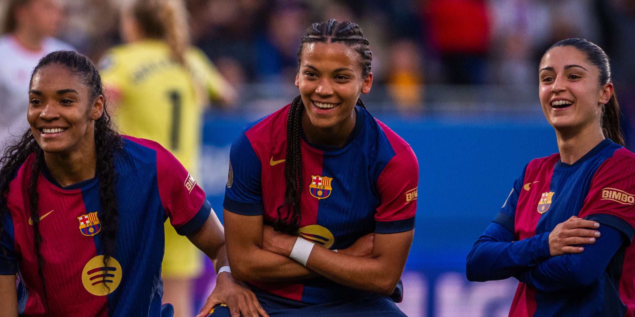 Salma Paralluelo, Vicky López i Jana Fernàndez, celebrant un gol contra el Sevilla a la Lliga F | FC Barcelona