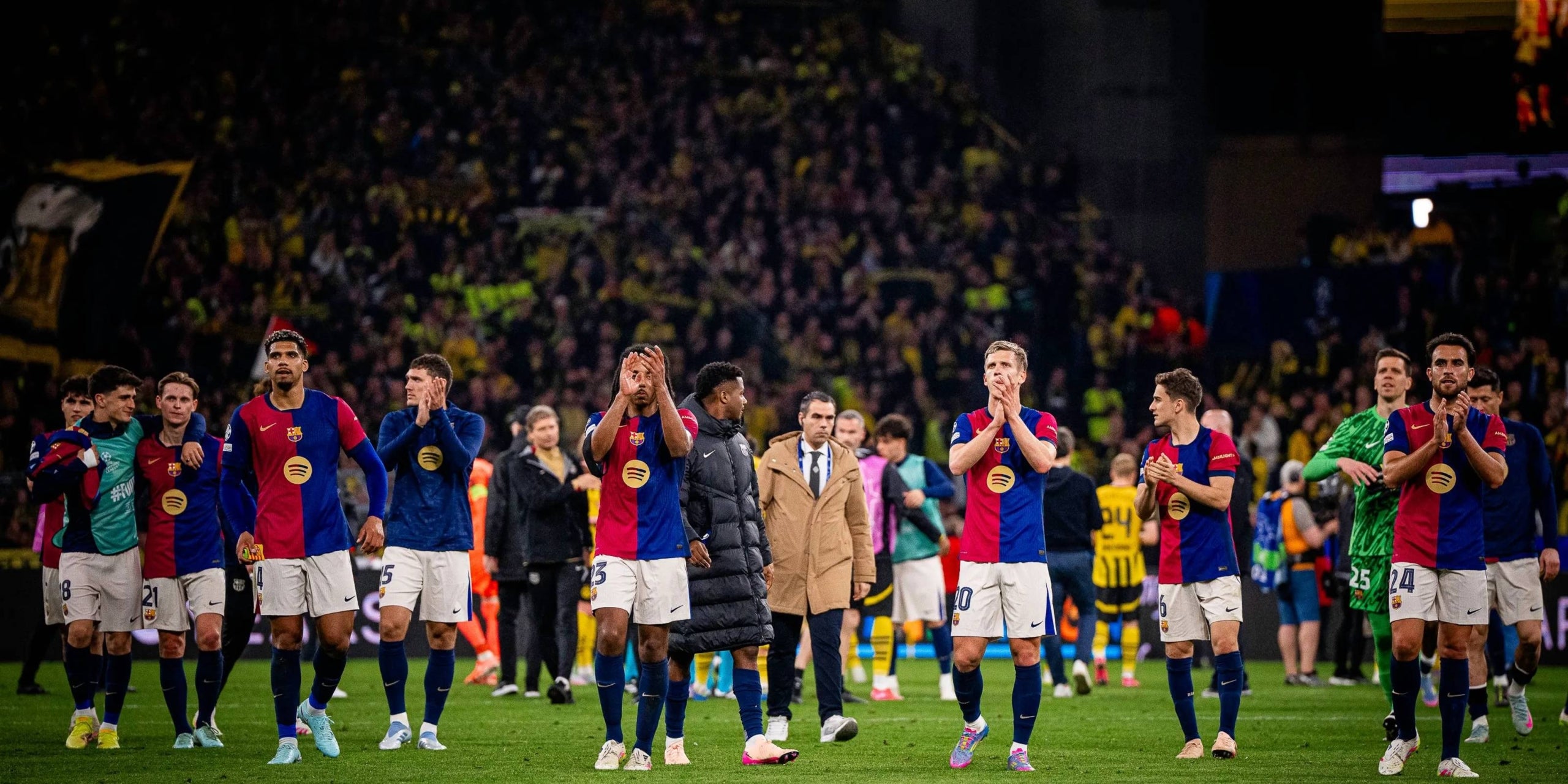 Els jugadors del Barça, celebrant la classificació per a les semifinals de la Champions amb cares llargues | FC Barcelona