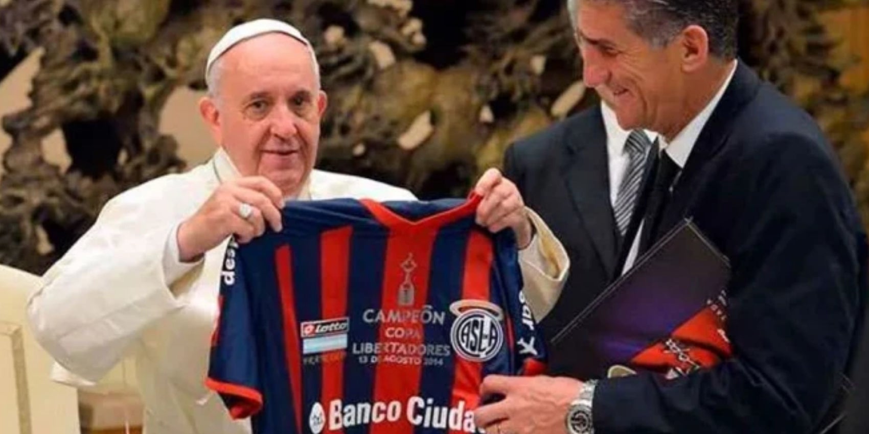 El papa Francesc, amb la samarreta del San Lorenzo de Almagro | Vaticà
