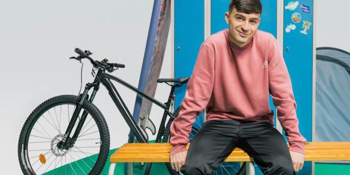 Pedri González, amb una bicicleta | Decathlon