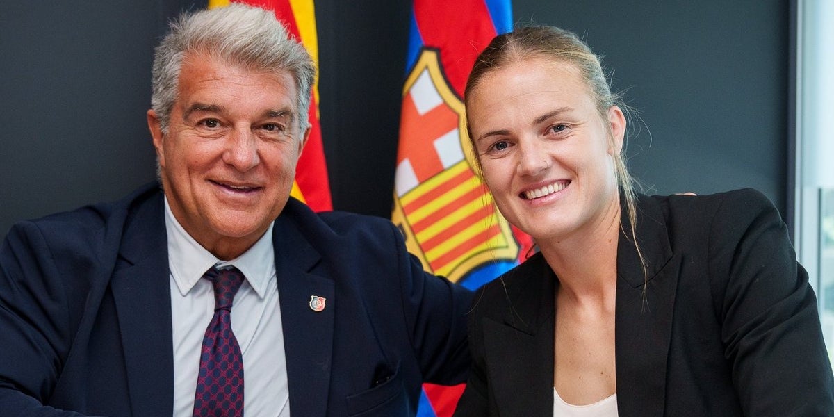 Irene Paredes i Joan Laporta, durant la signatura de la renovació de la jugadora | FC Barcelona