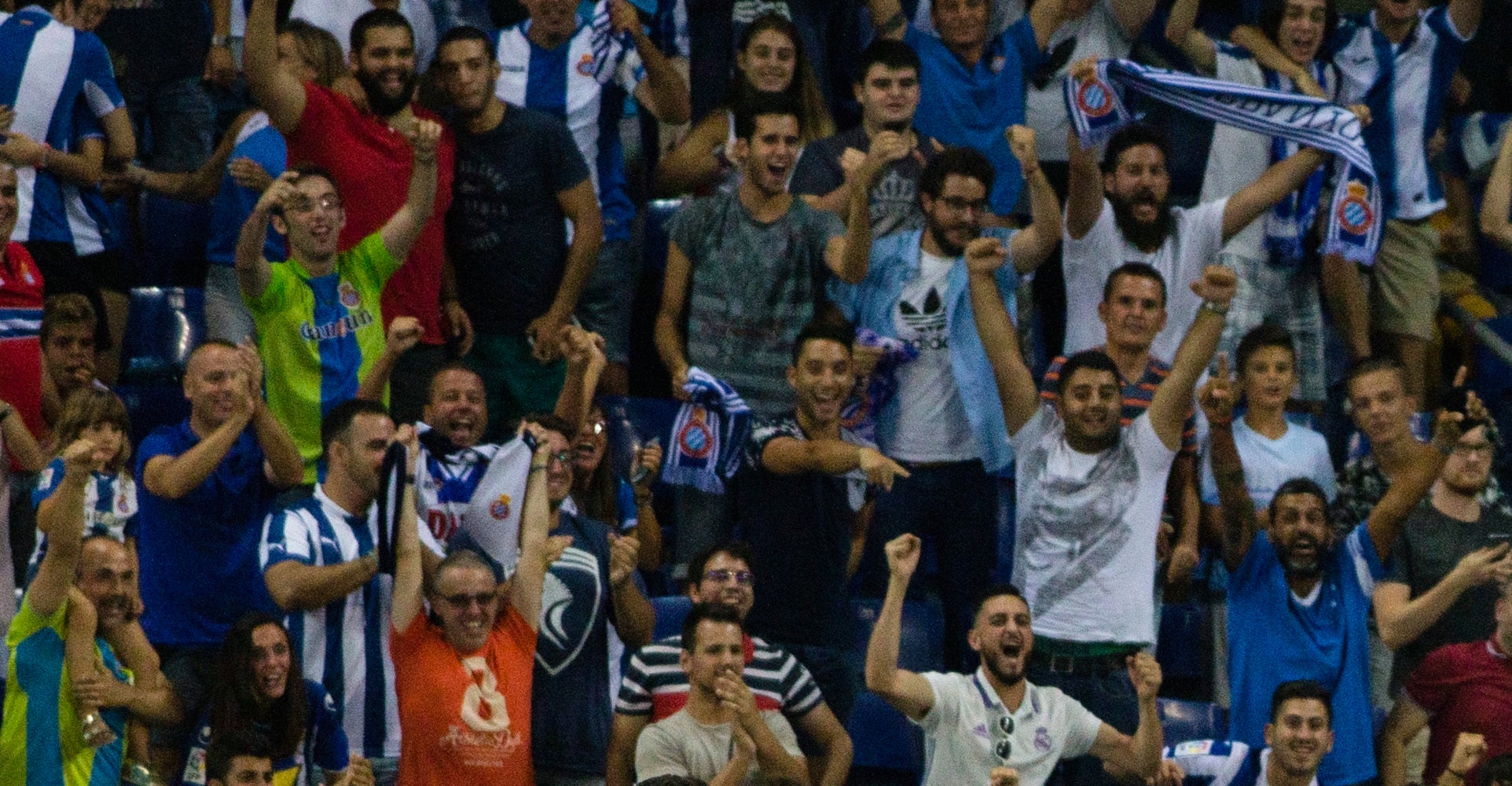 Els aficionats de l'Espanyol, celebrant un gol a l'RCDE Stadium | Europa Press