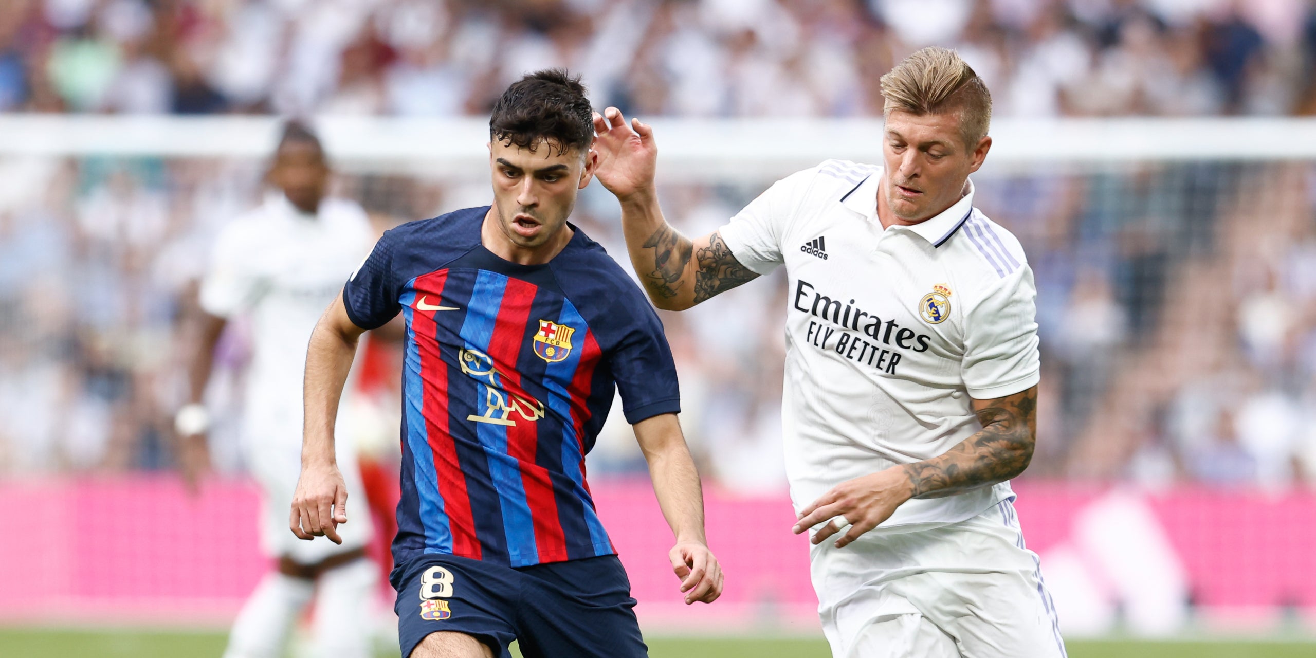 Pedri y Toni Kroos, durante un clásico de Liga en el Santiago Bernabéu | Europa Press