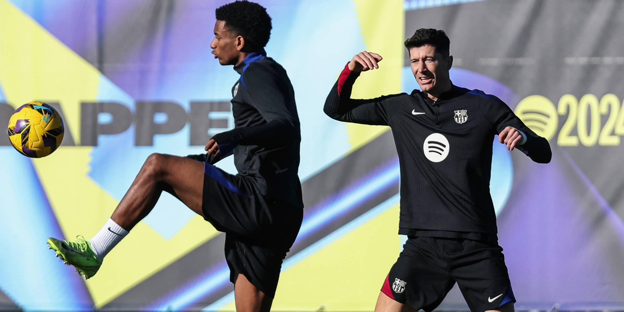 Alejandro Balde i Robert Lewandowski, durant un entrenament | Europa Press