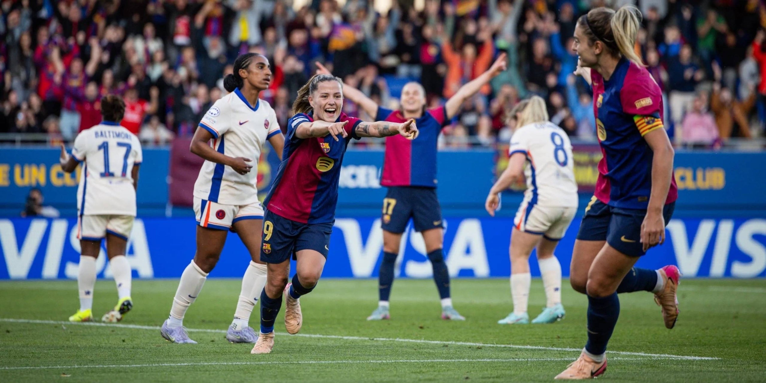 Claudia Pina i Alexia Putellas celebren un gol del Barça en el partit contra el Chelsea, en l'anada de les semifinals de Champions a l'Estadi Johan Cruyff | Europa Press
