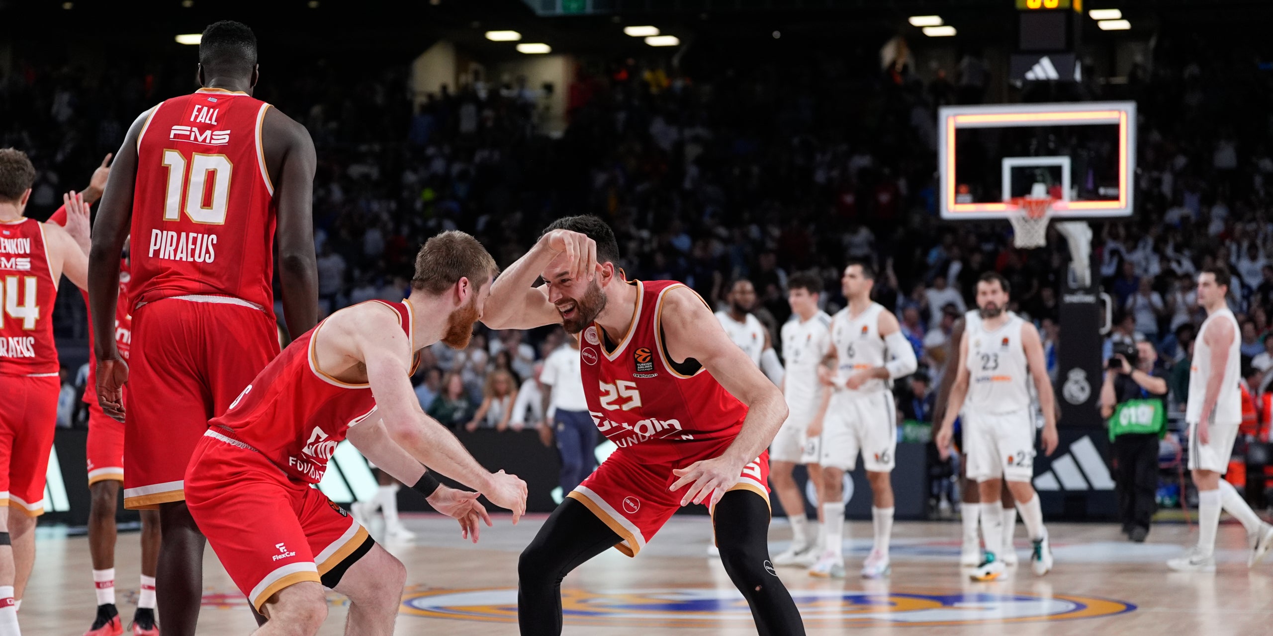 Els jugadors de l'Olympiacos, celebrant haver eliminat el Reial Madrid de l'Eurolliga | Europa Press