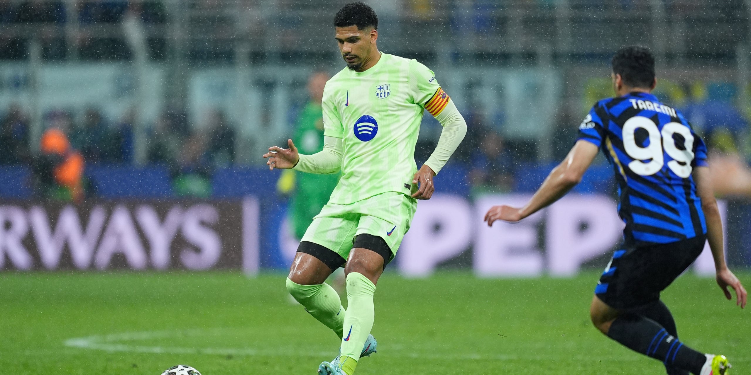 Ronald Araujo, durante el Inter-Barça | Europa Press