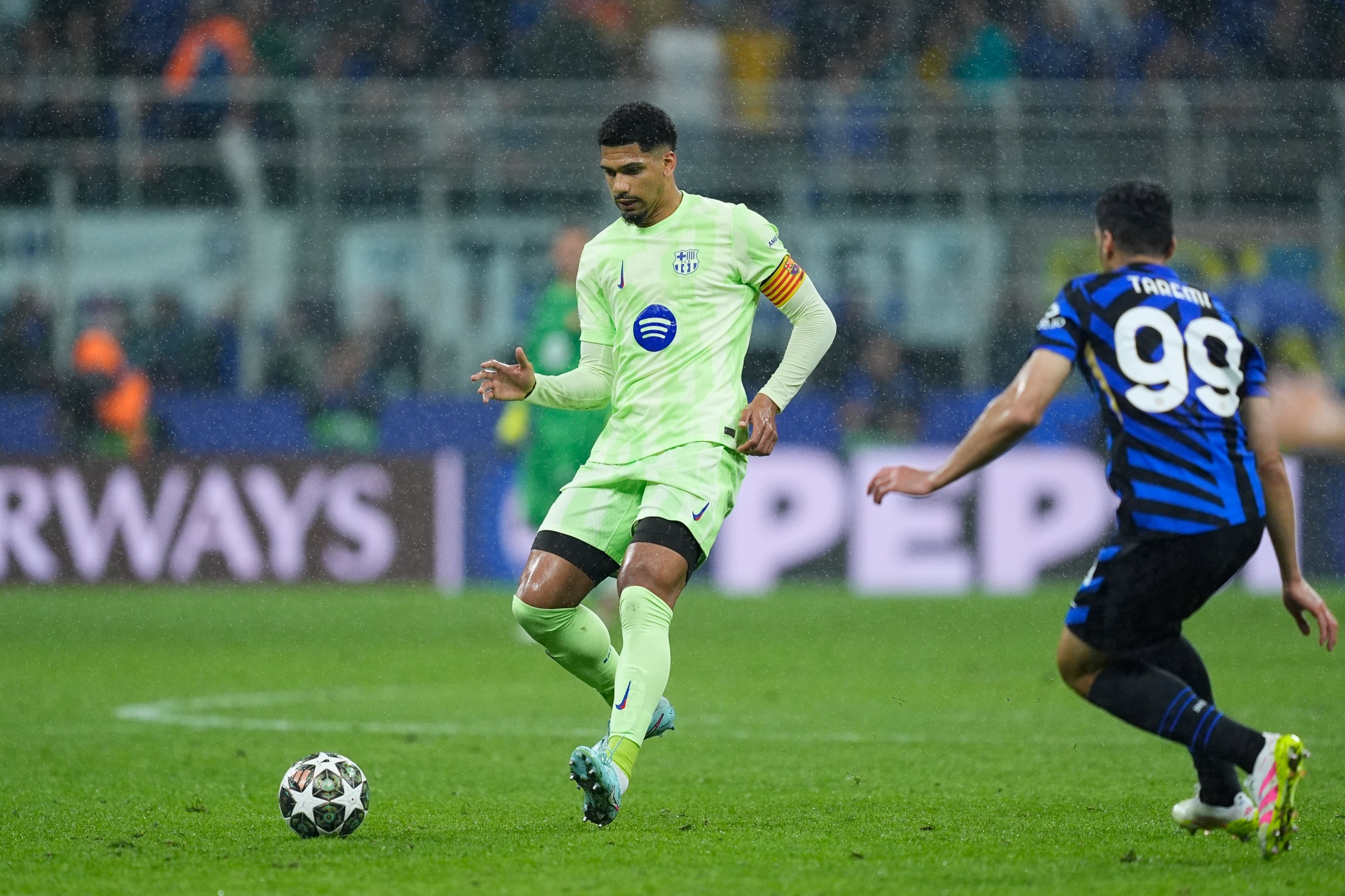 Ronald Araujo, durant l'Inter-Barça | Europa Press