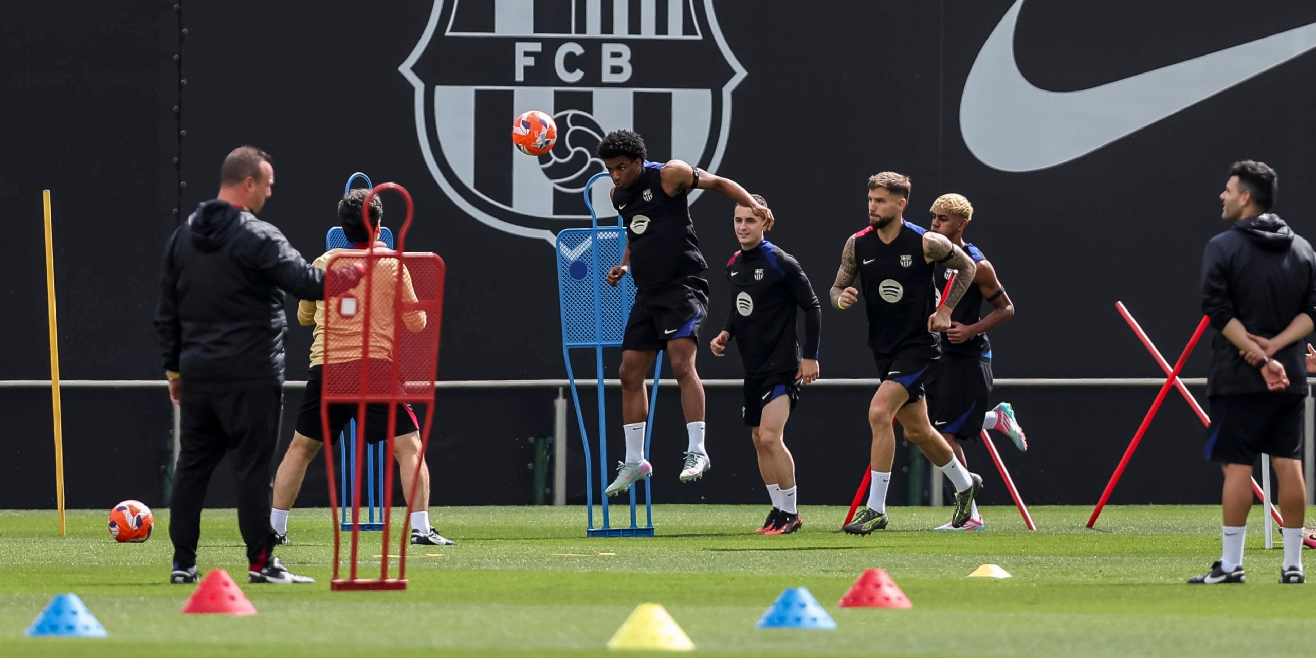 Alejandro Balde durante el día de entrenamiento del FC Barcelona antes del partido de la Liga Española, La Liga EA Sports, contra el Real Madrid CF en la Ciudad Esportiva Joan Gamper el 10 de mayo de 2025 en Sant Joan Despi, Barcelona, España.
