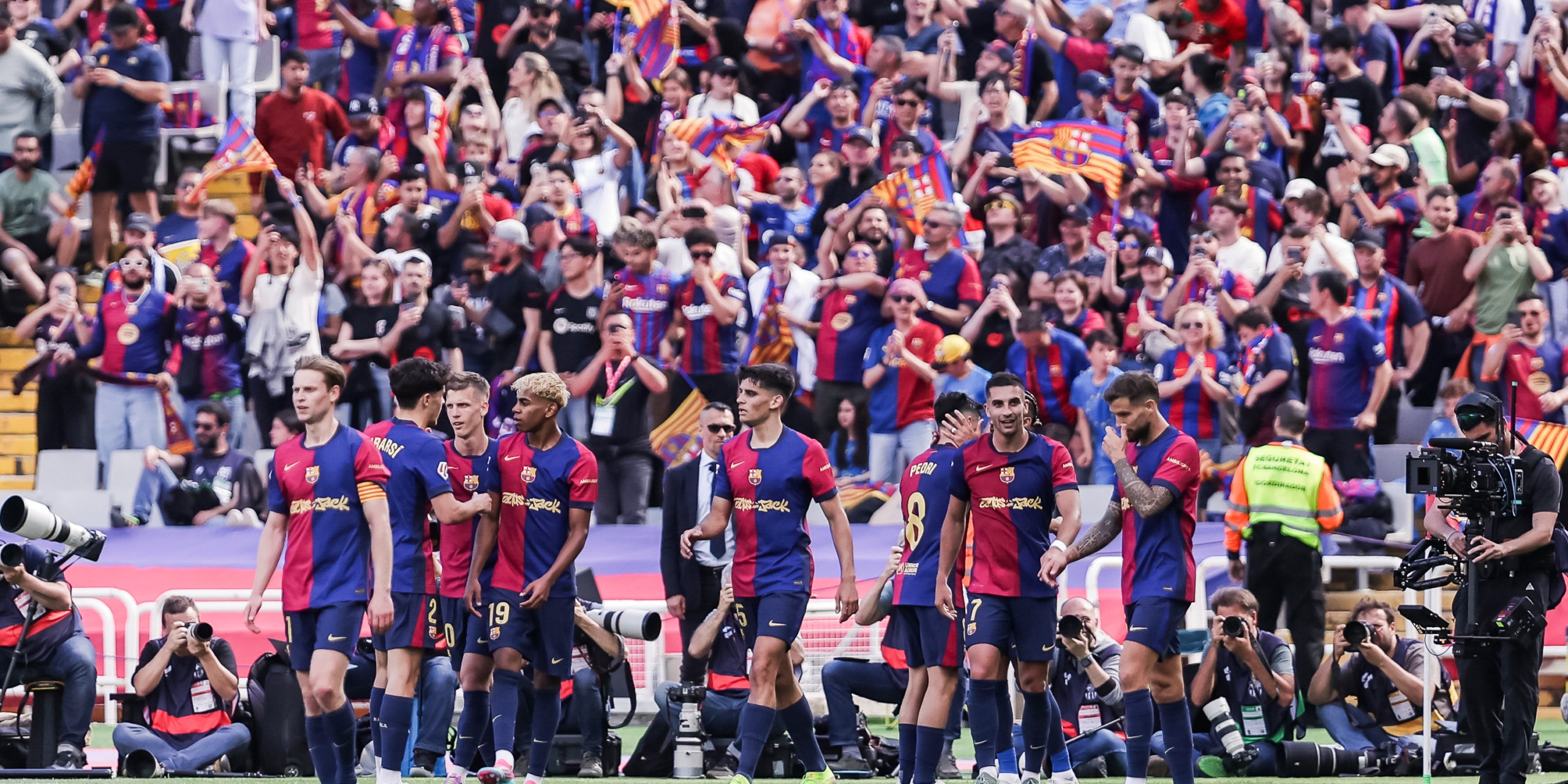 Els jugadors del Barça, celebrant un gol contra el Madrid al clàssic de Lliga a Montjuïc | Europa Press