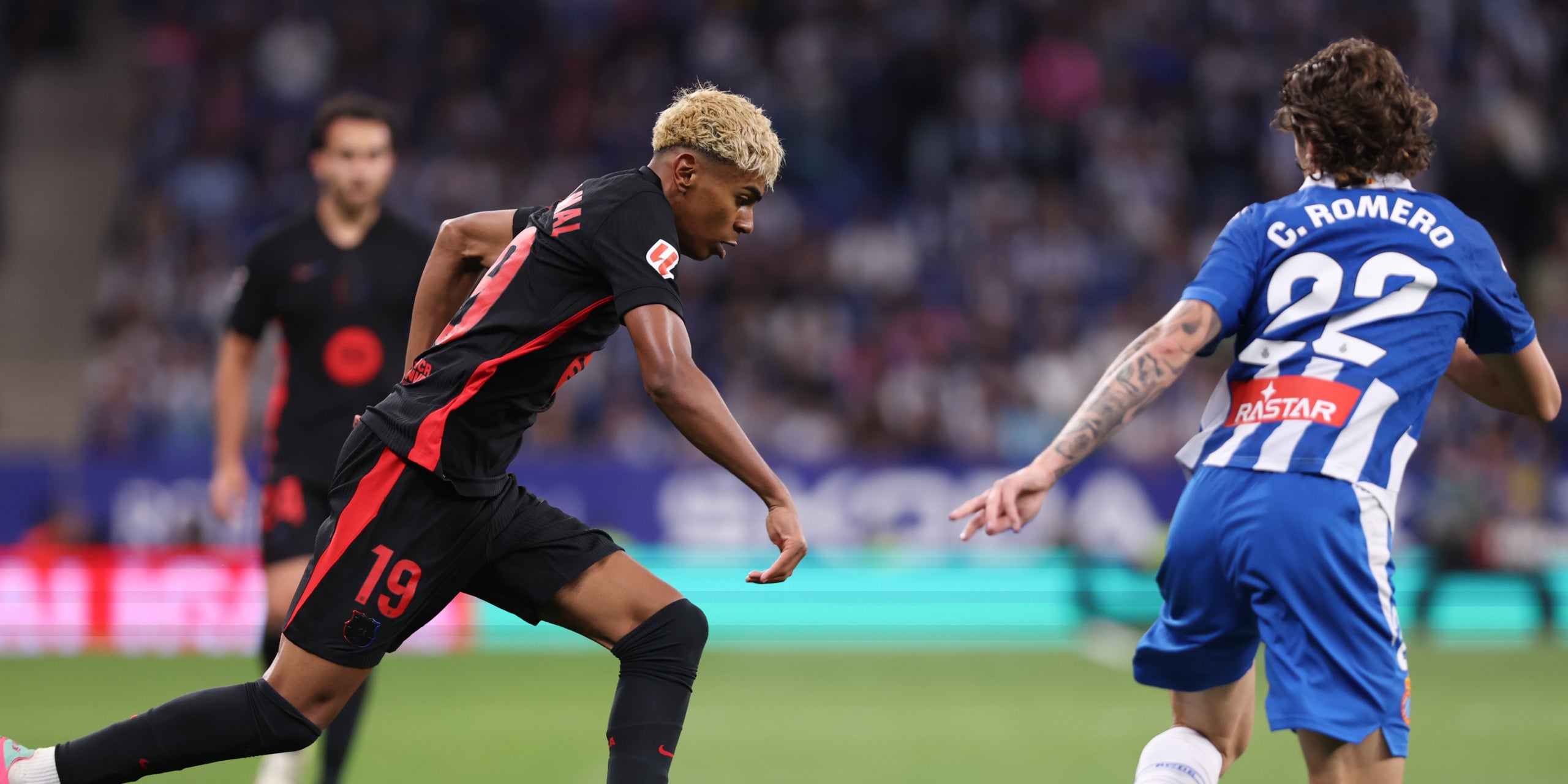 Lamine Yamal y Carlos Romero, durante el derbi Espanyol-Barça de Liga | Europa Press