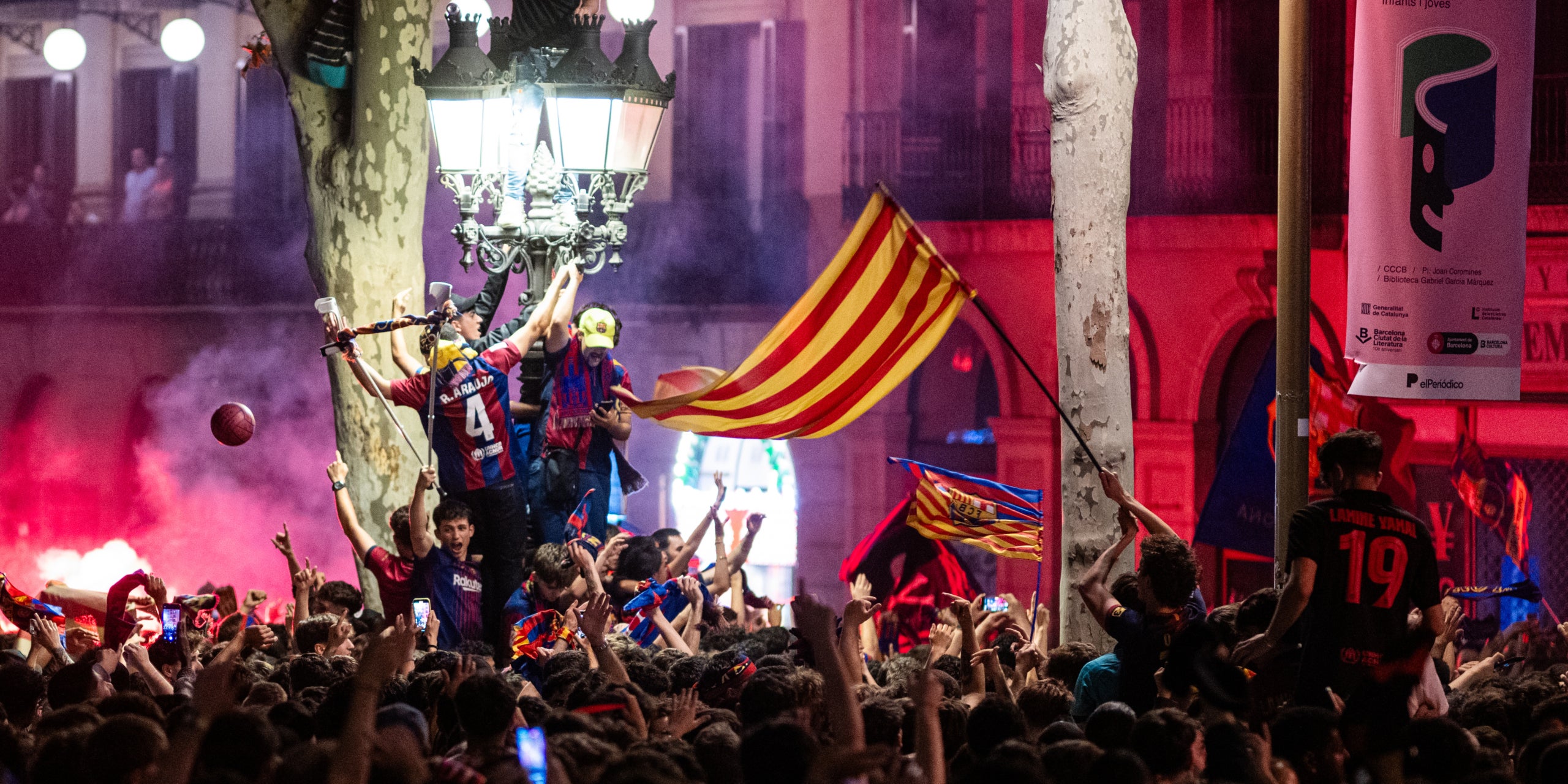Seguidors del Barça, celebrant el títol de Lliga a Canaletes | Europa Press