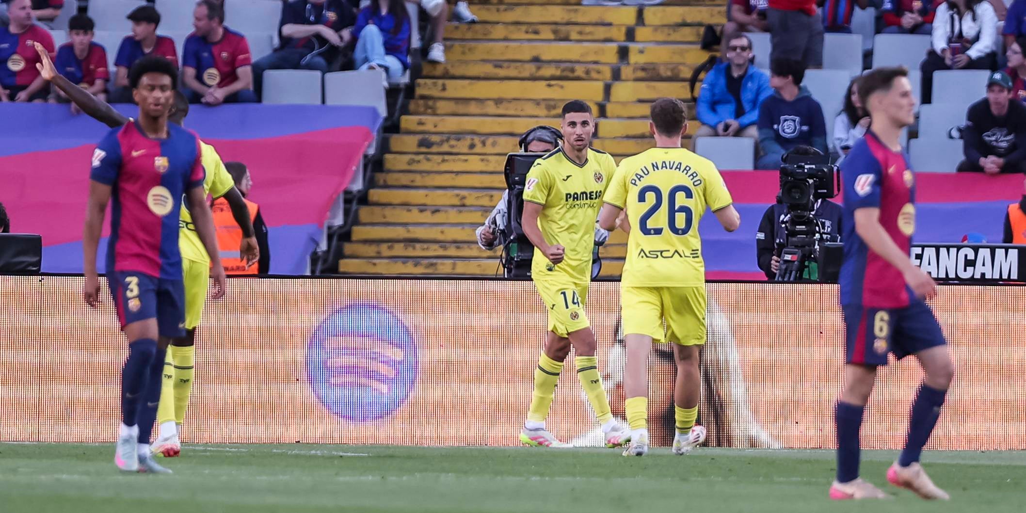 Els jugadors del Vila-real celebren un gol durant el partit contra el Barça a Montjuïc | Europa Press