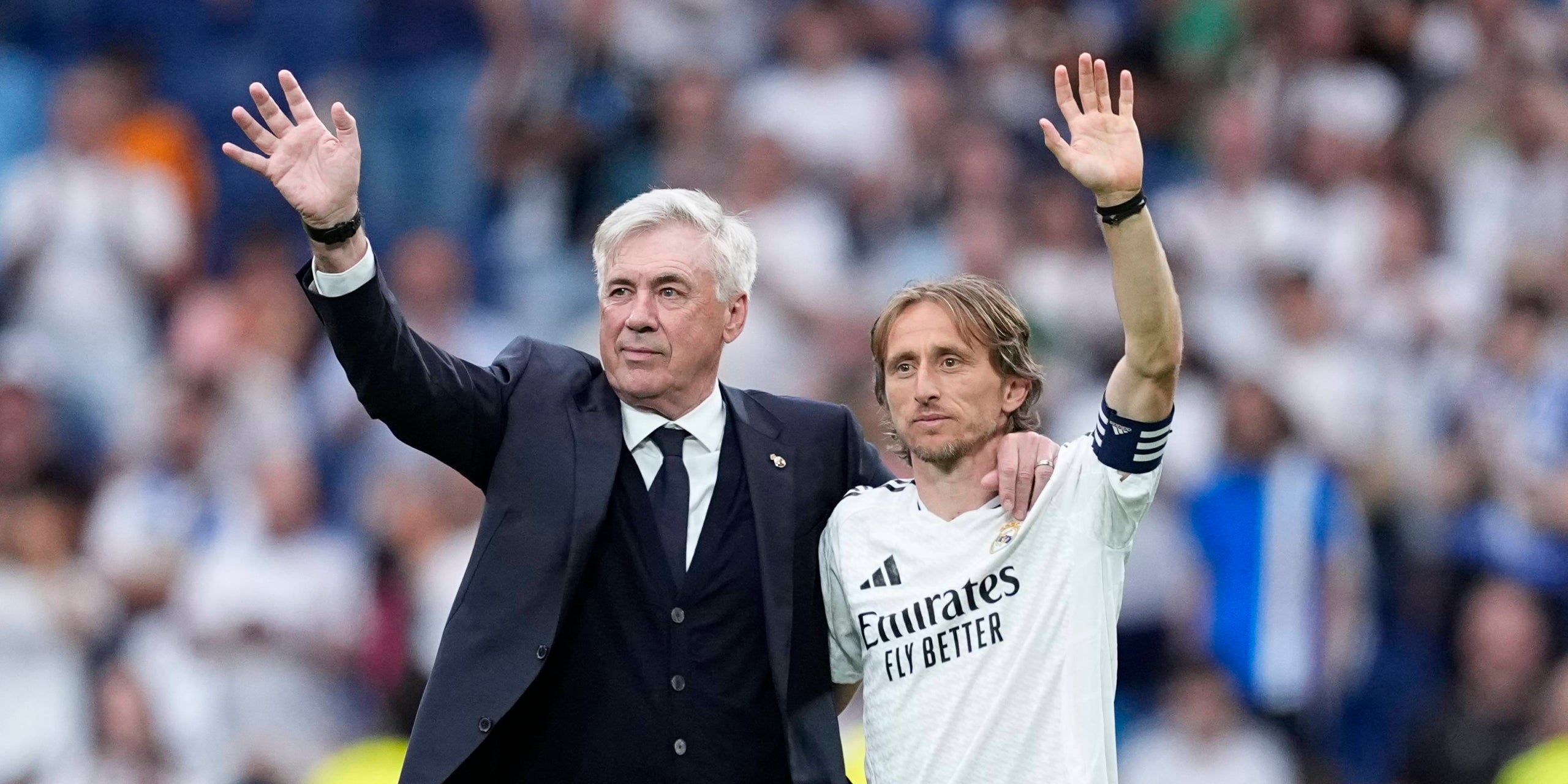 Luka Modrić i Carlo Ancelotti s'acomiaden del Madrid i el Santiago Bernabéu | Europa Press
