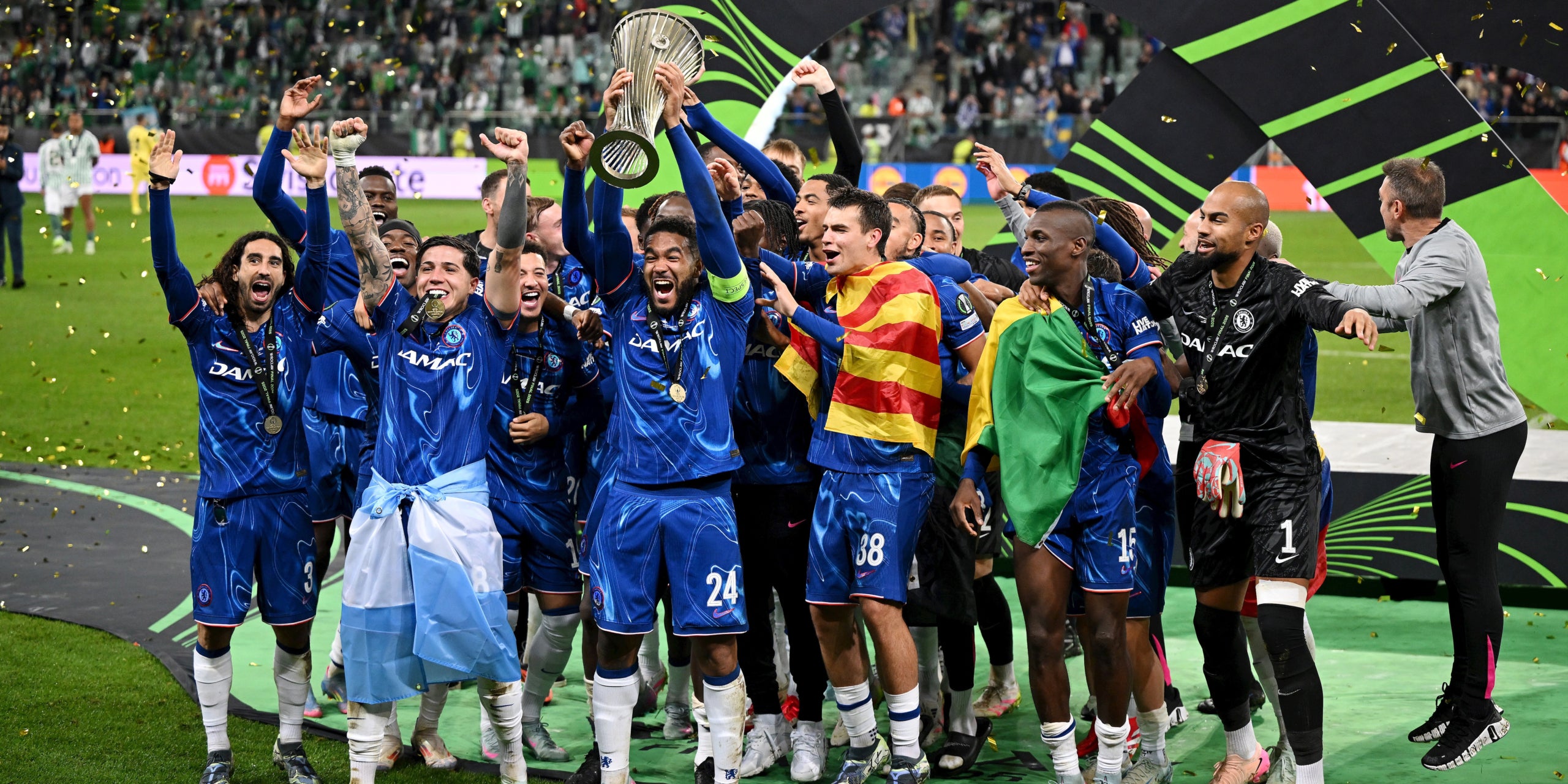 Els jugadors del Chelsea, celebrant el títol de la Conference League amb la senyera de Marc Guiu | Europa Press
