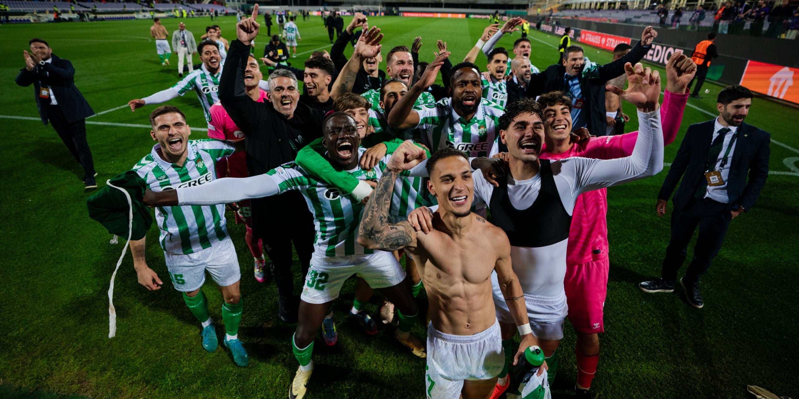 Els jugadors del Betis celebren la classificació per a la final de la Conference League | Real Betis Balompié