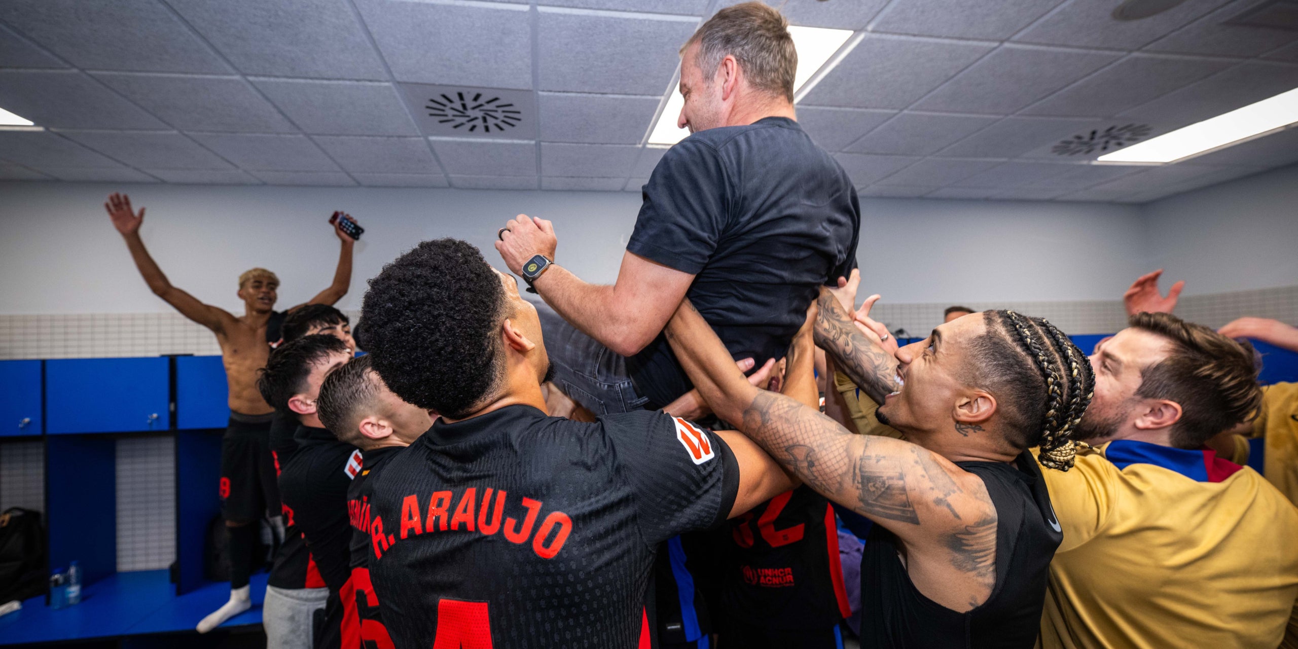 Els jugadors del Barça aixequen Hansi Flick després de guanyar la Lliga | FC Barcelona
