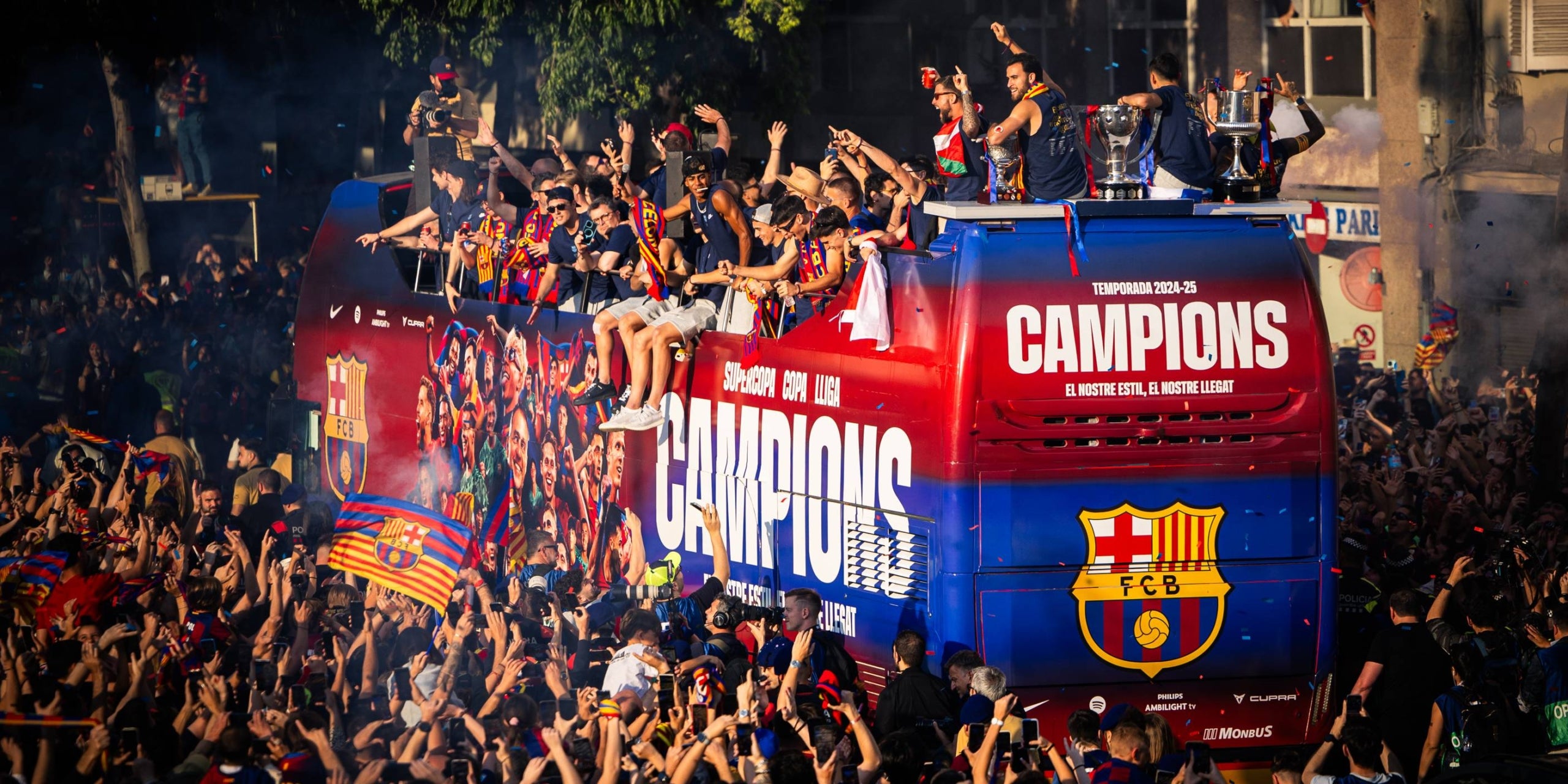 Jugadors i afició del Barça durant la rua de campions | FC Barcelona