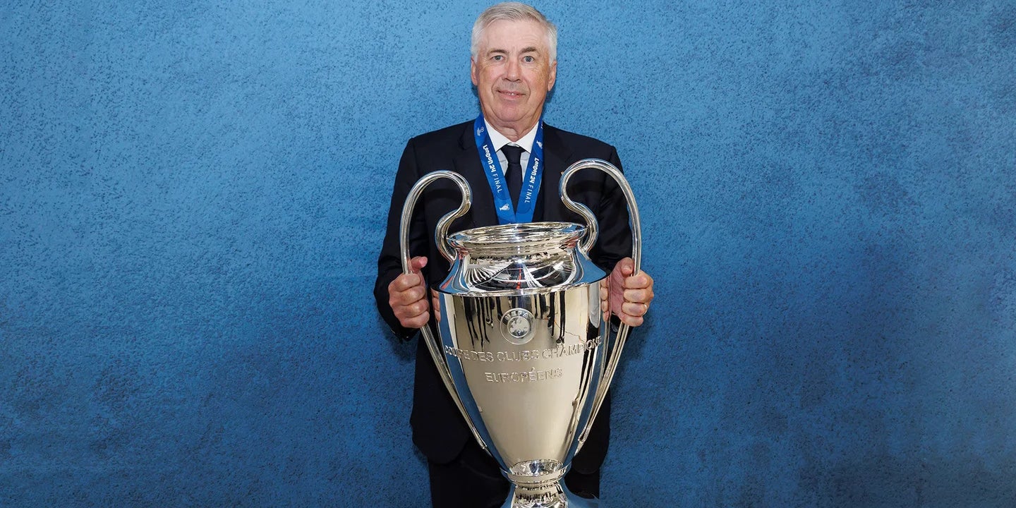 Carlo Ancelotti, amb el trofeu de la Champions | Real Madrid CF