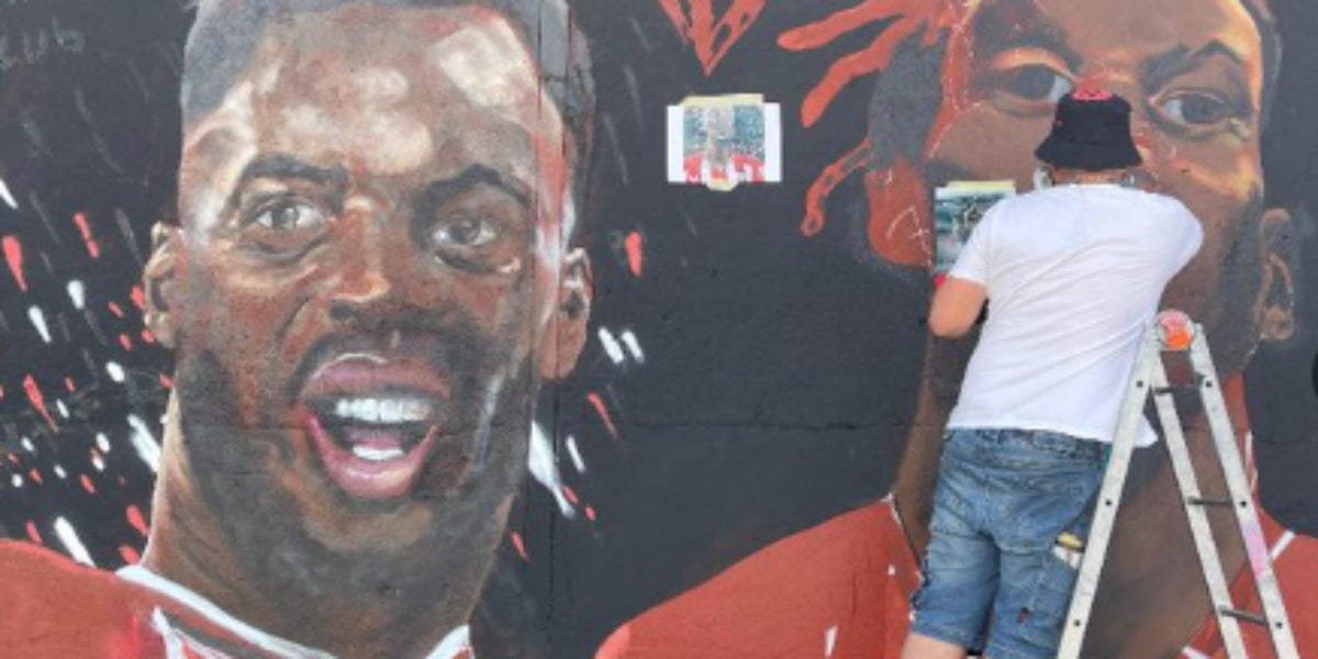 L'artista Carlos López repintant de nou el mural dels germans Williams | Athletic Club