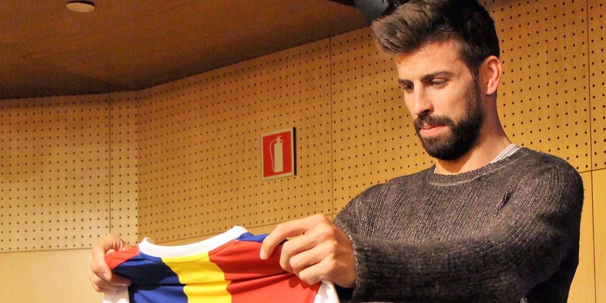 Gerard Piqué, amb una samarreta de l'Andorra | Europa Press