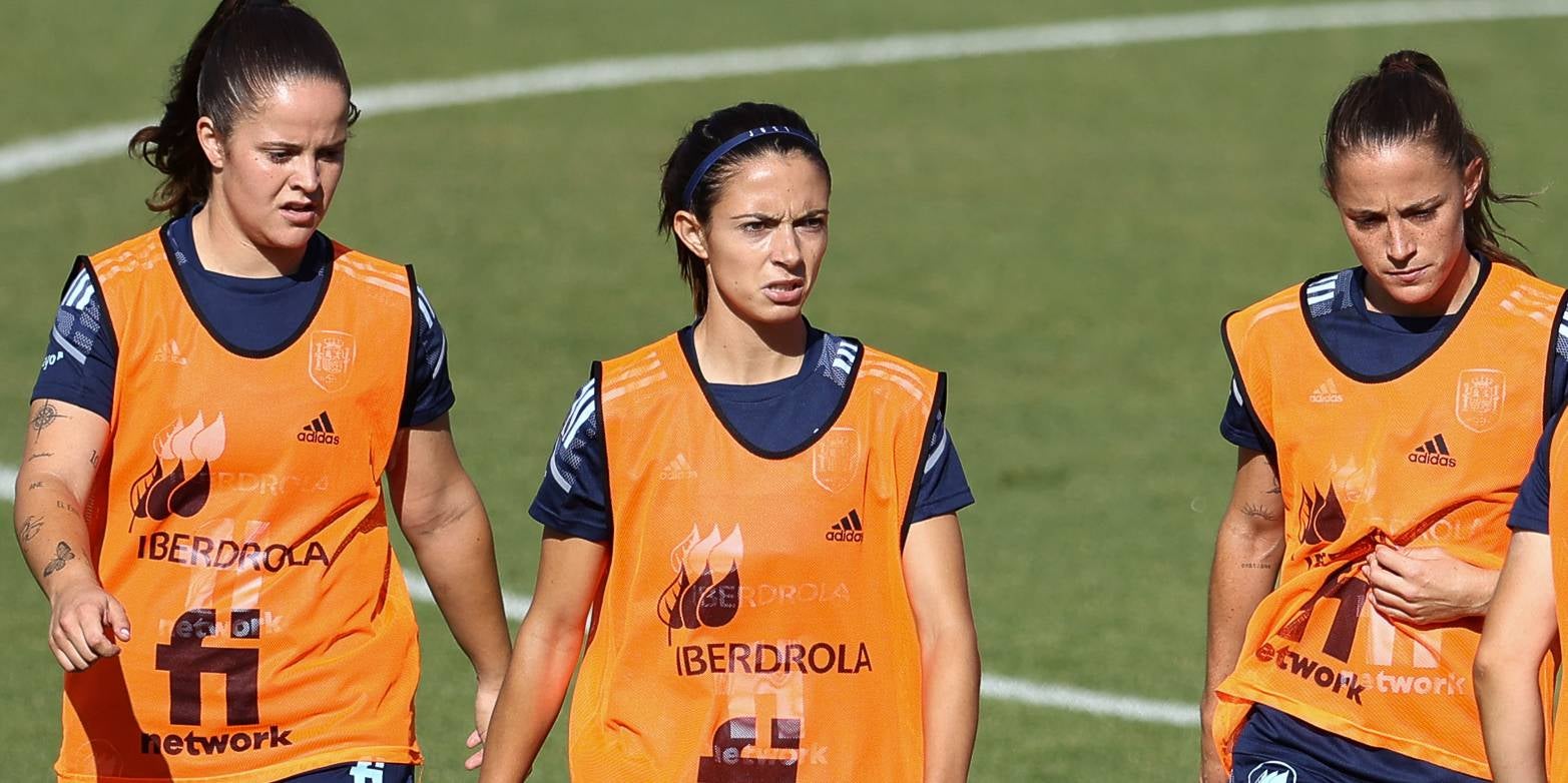 Aitana Bonmatí, en el centro de la imagen, durante un entrenamiento con la selección española | Europa Press