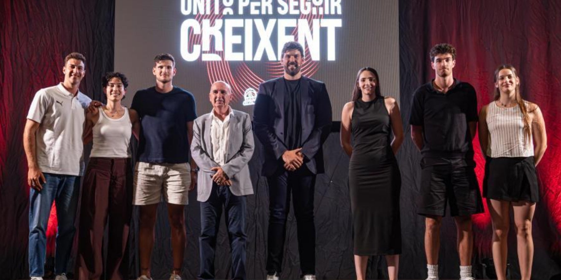 Els presidents del Bàsquet Girona i de l'Uni Girona, amb jugadors i jugadores de l'entitat | Bàsquet Girona