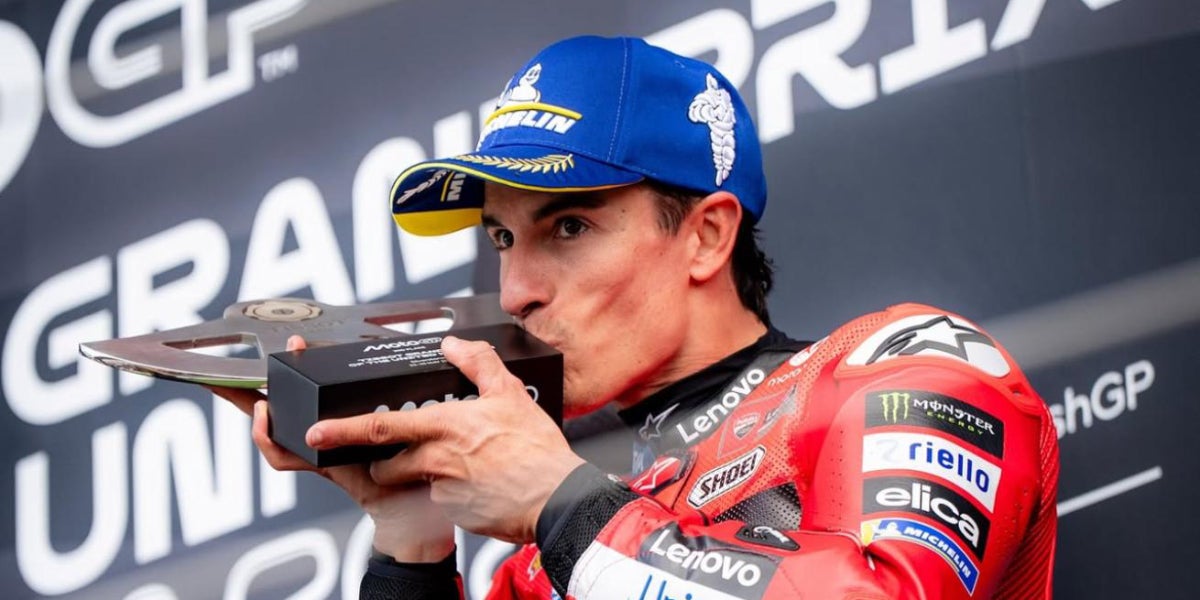 Marc Márquez celebrant una victòria del Mundial de MotoGP | @marcmarquez93