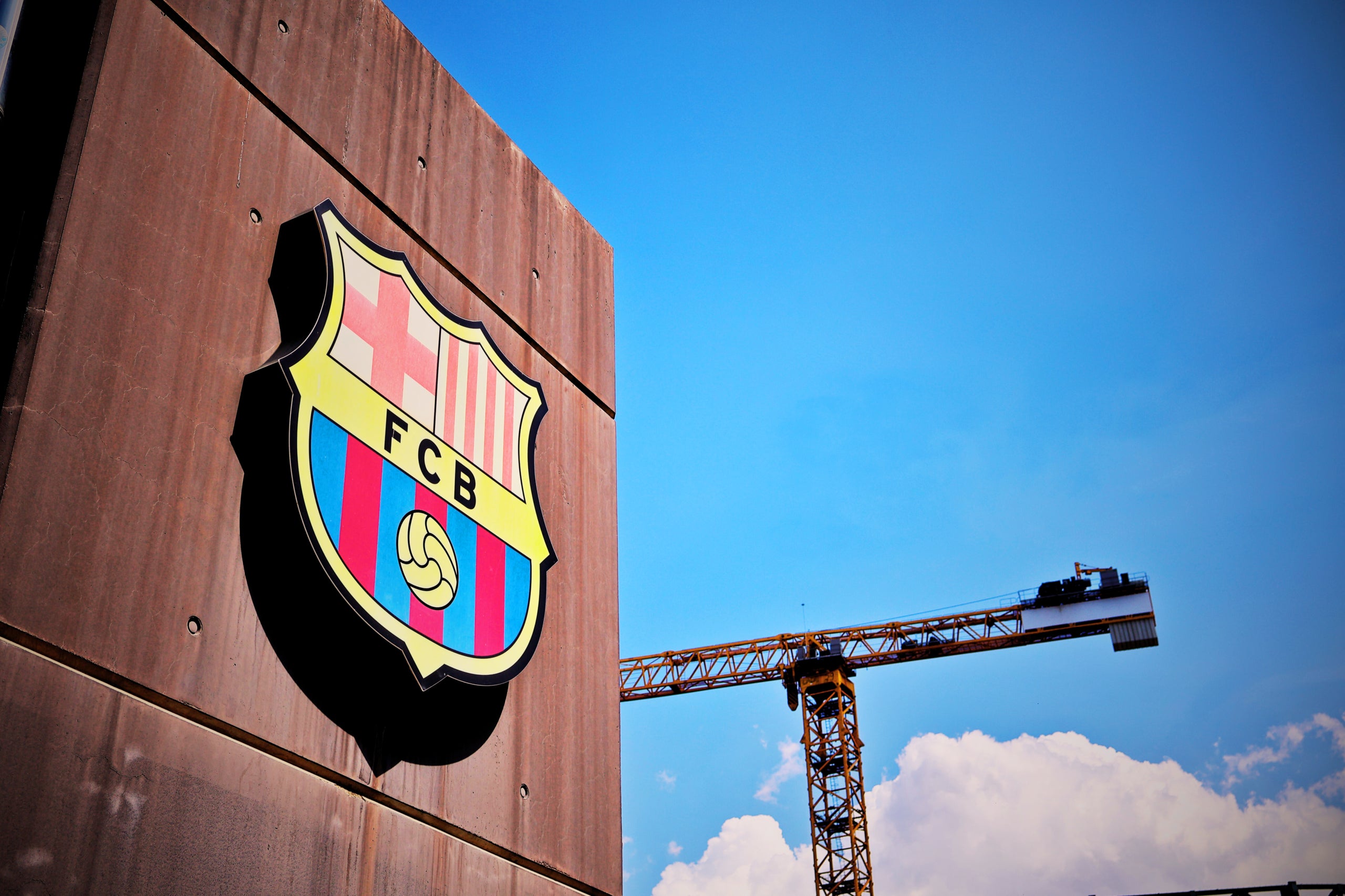 L'escut del Barça, amb les obres de l'Spotify Camp Nou de fons | Marta Cardenal 