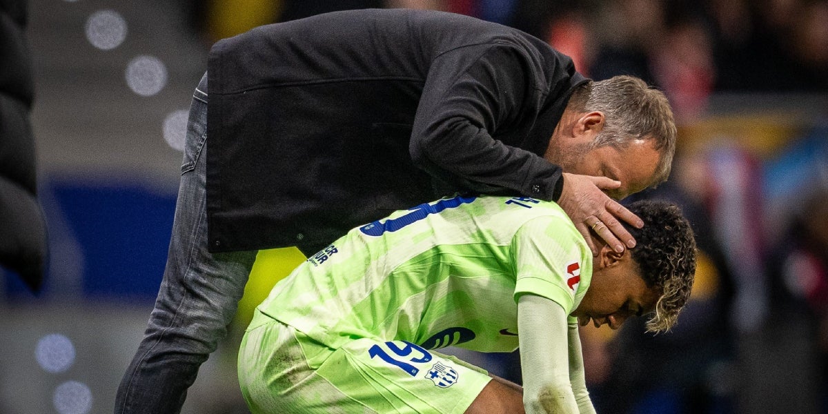 Hansi Flick, donant indicacions a Lamine Yamal | Futbol Club Barcelona