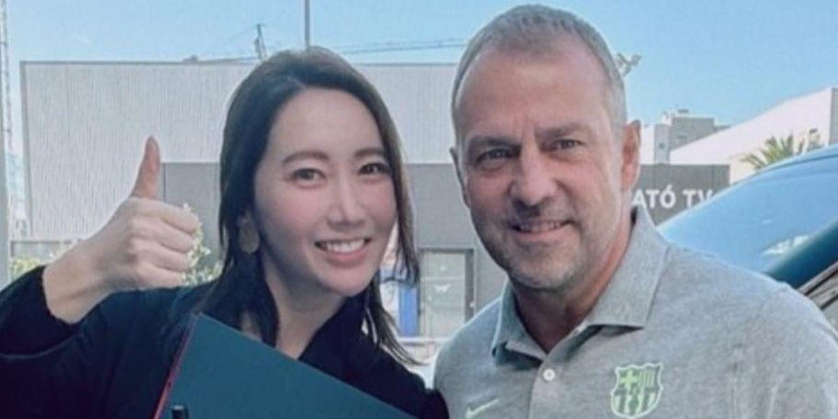 Seul Ham, promotora de la gira asiática del Barça, con Hansi Flick | D-DRIVE