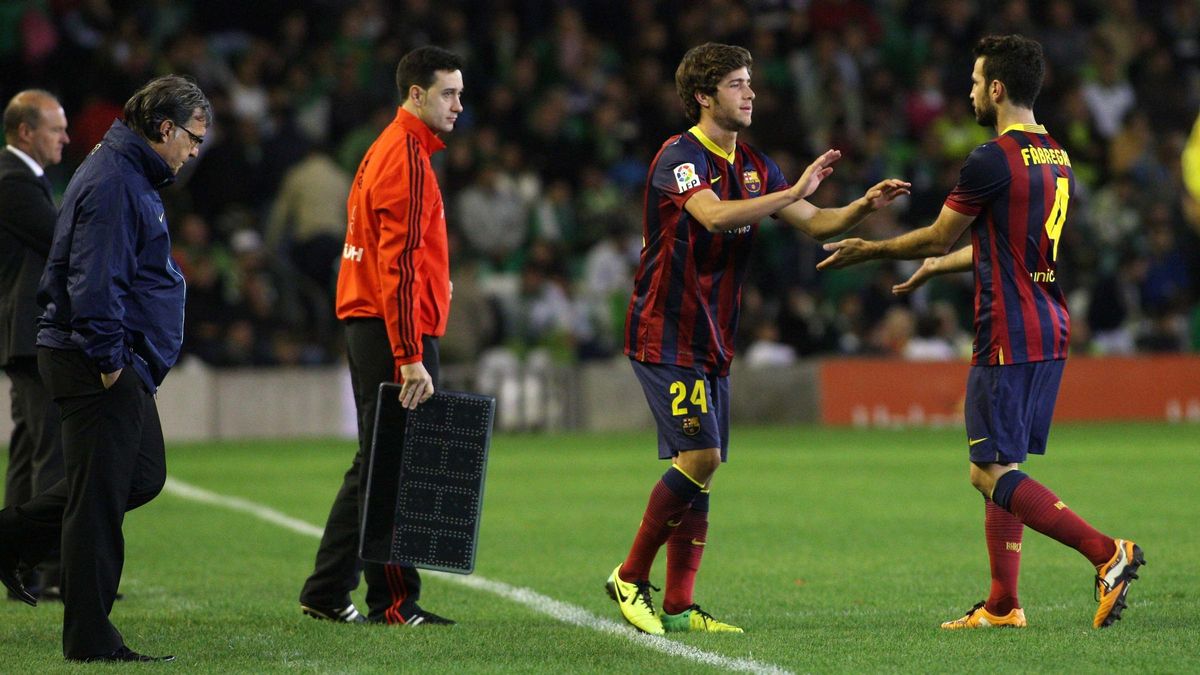 Sergi Roberto i Cesc Fàbregas, durant un partit del Barça | FC Barcelona
