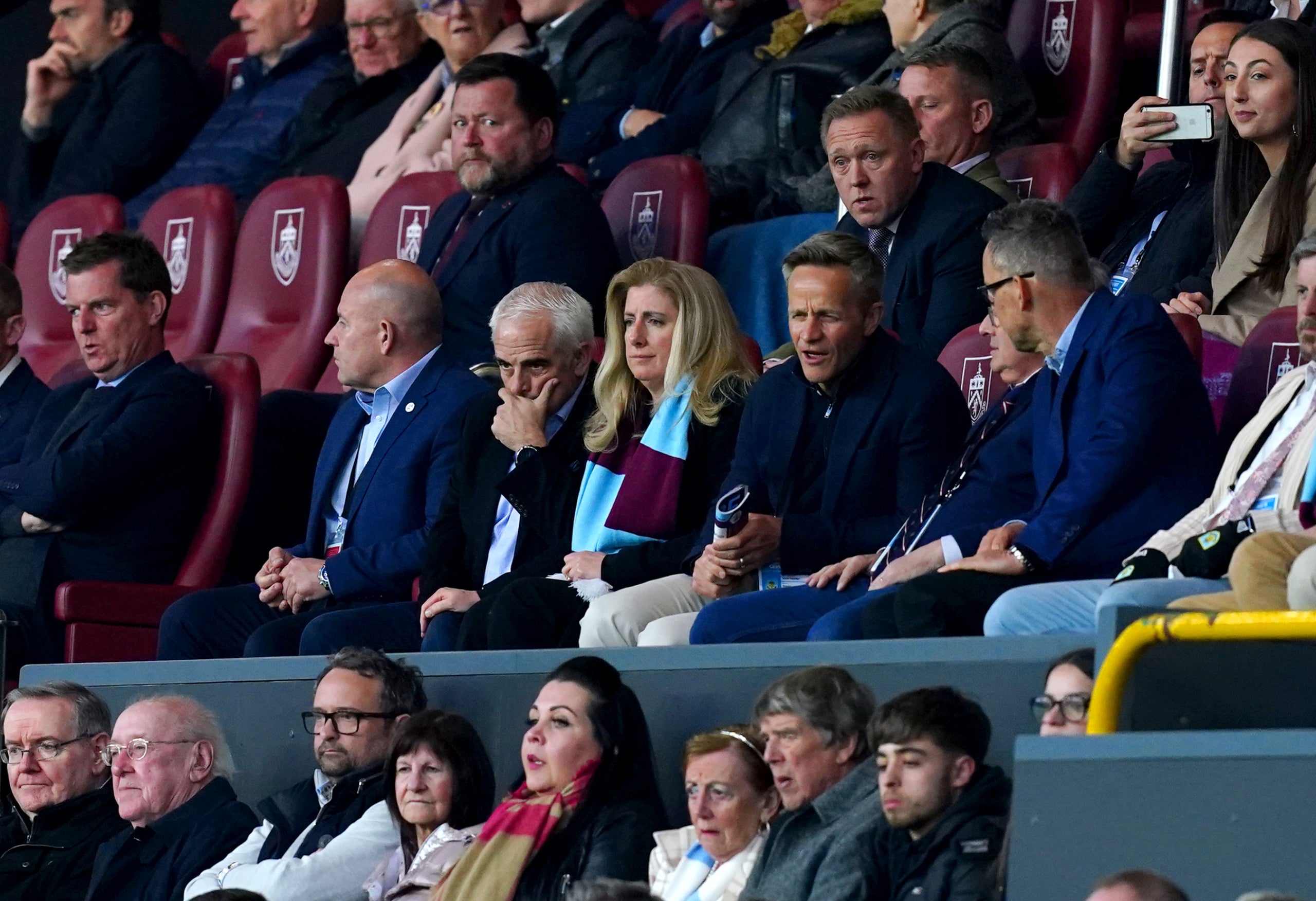 Alan Pace, al centre de la imatge i amb els cabells blancs, durant un partit del Burnley | Europa Press