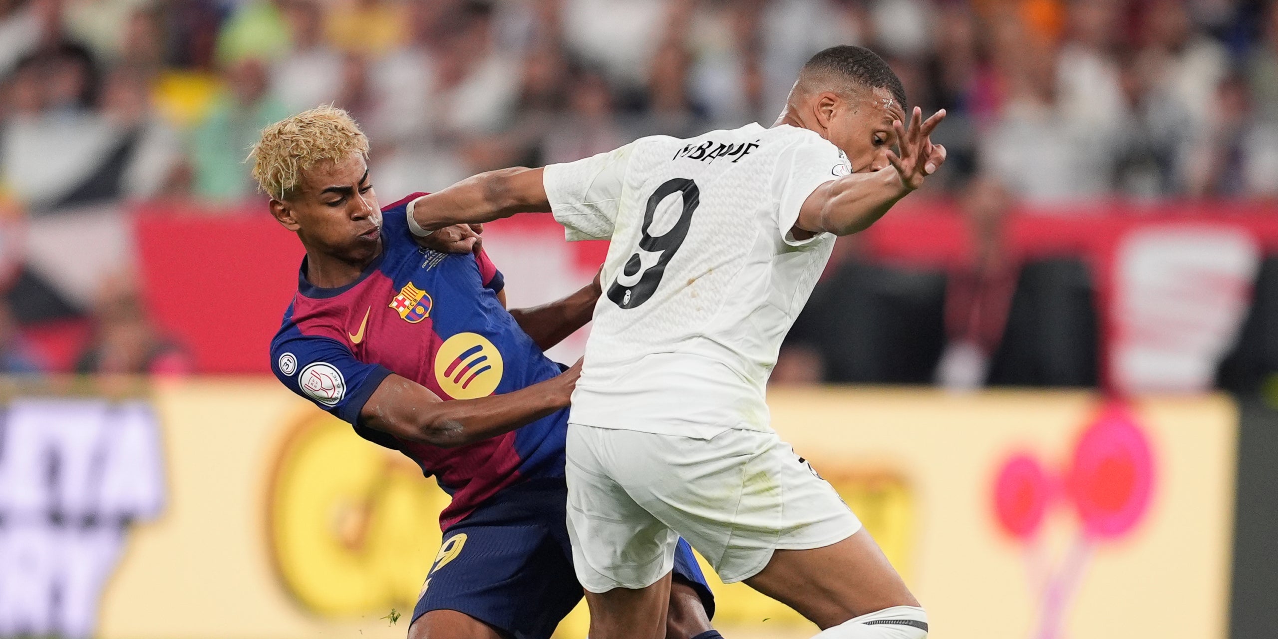 Lamine Yamal y Kylian Mbappé, durante la final de Copa entre Barça y Madrid | Europa Press