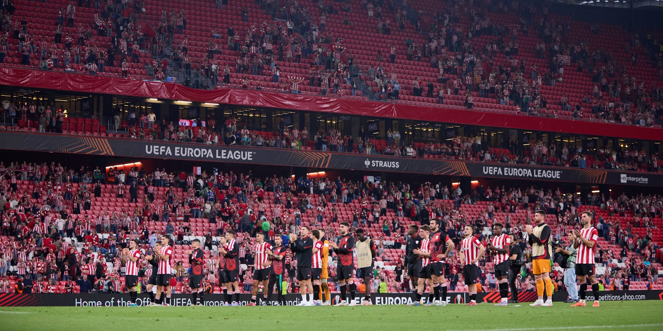 Los jugadores del Athletic, aplaudiendo a sus aficionados | Europa Press