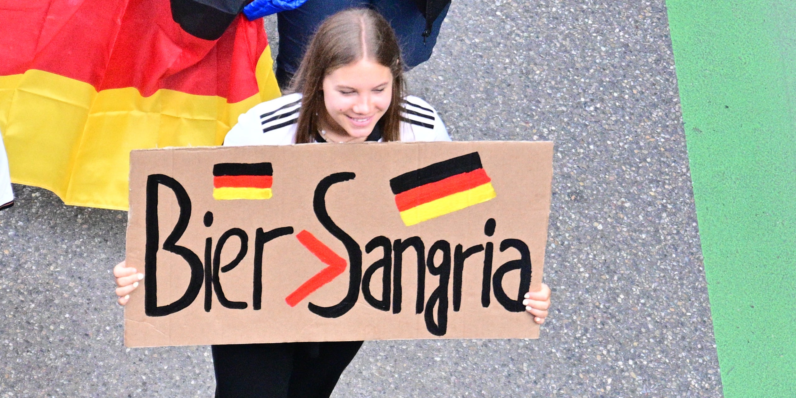 Una aficionada de la selección alemana, durante la semifinal contra la selección española | Europa Press
