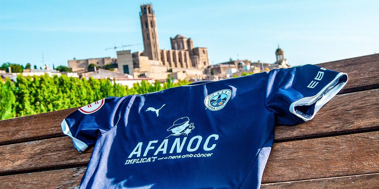 La camiseta del Atlètic Lleida, con la Seu Vella de fondo | Atlètic Lleida