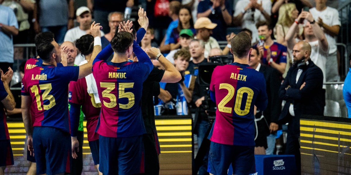 Els jugadors de l'handbol acomiadant-se de l'afició | @FCBhandbol