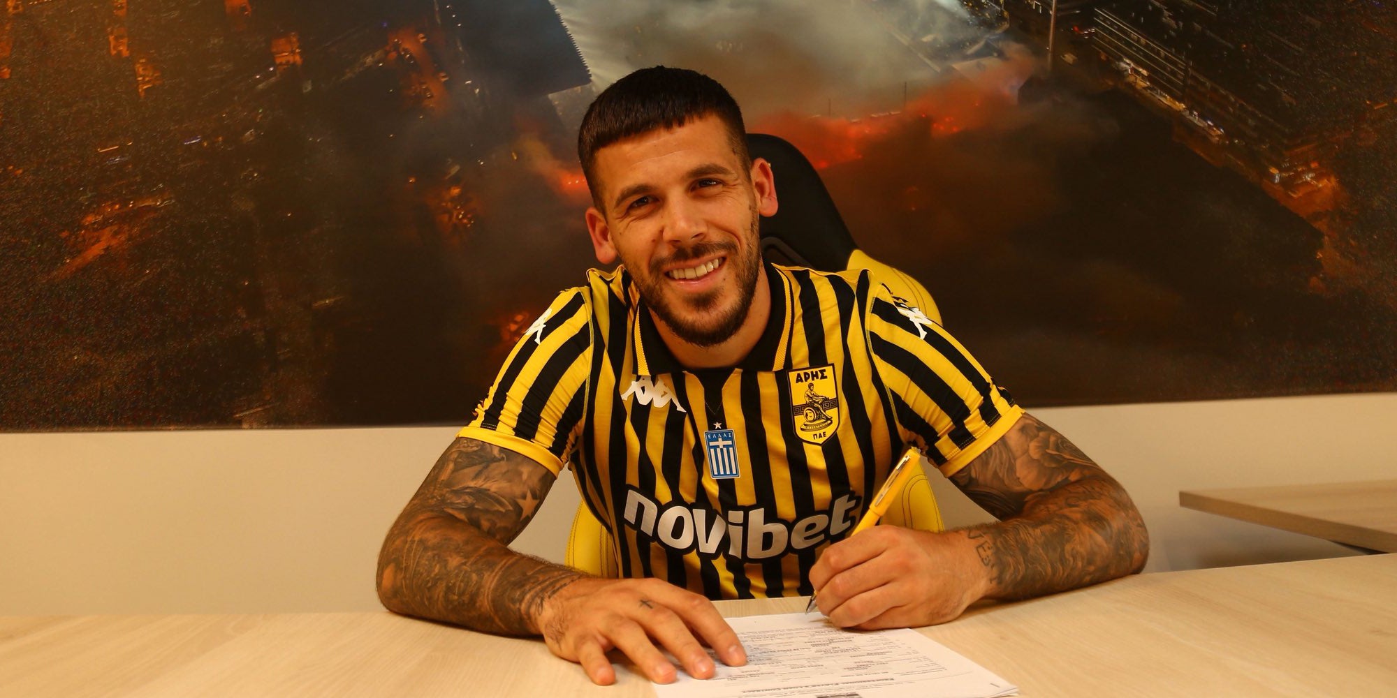 Carles Pérez, firmando su contrato con el Aris Salónica | @ARIS__FC